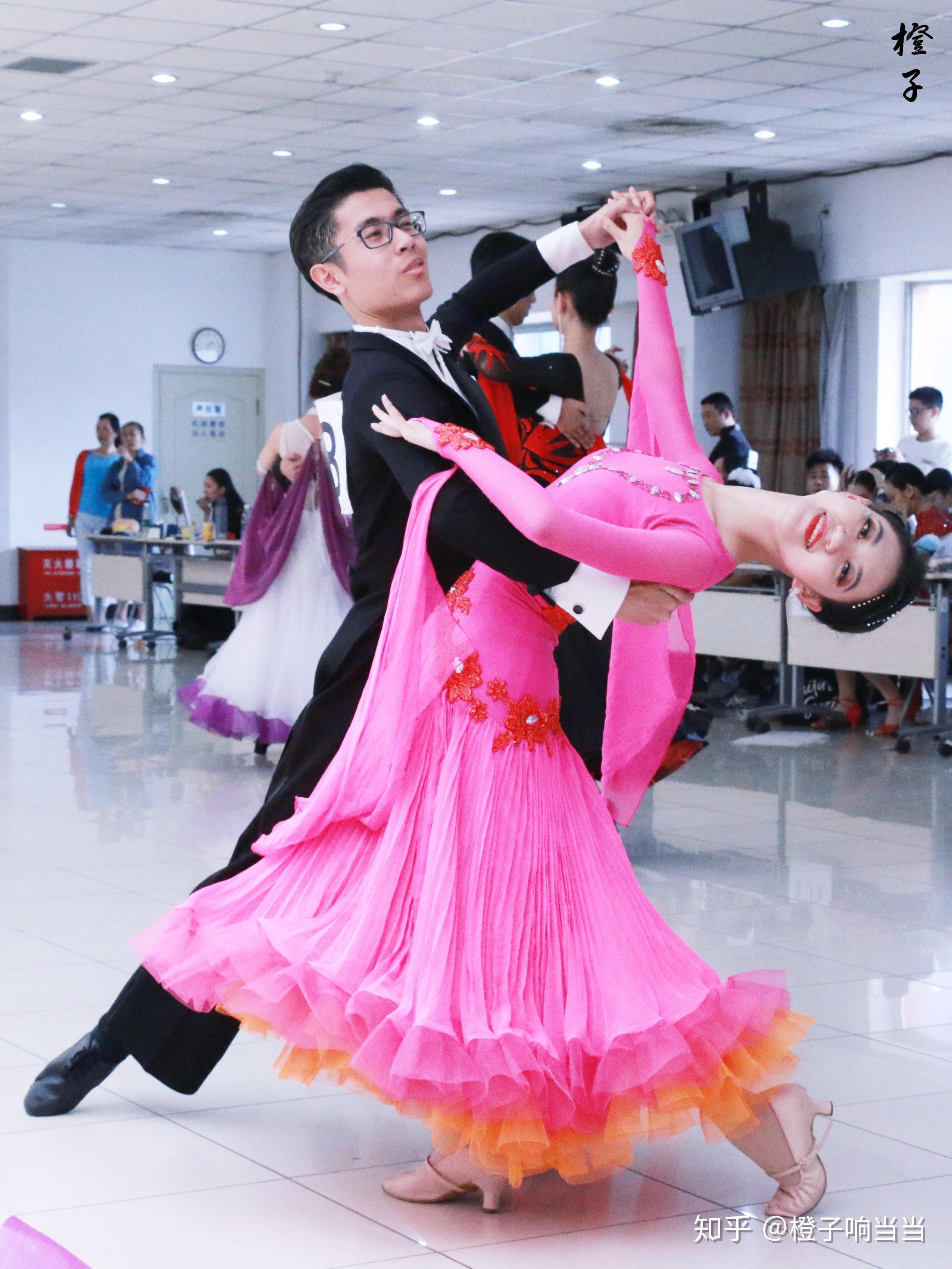 一个交谊舞菜鸟该如何找到舞伴呢