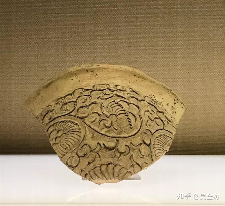 宋の汝窯出土の「崇寧二年清涼寺製」蓮葉洗陶 汝窑