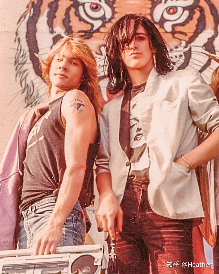 如何评价枪花乐队主唱axlrose的长相