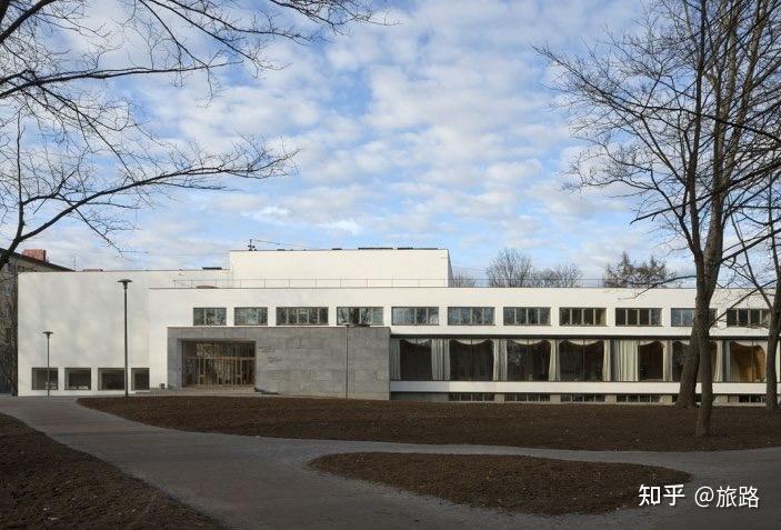 阿尔瓦阿尔托的维普里市立图书馆为什么要在后面缺一小角