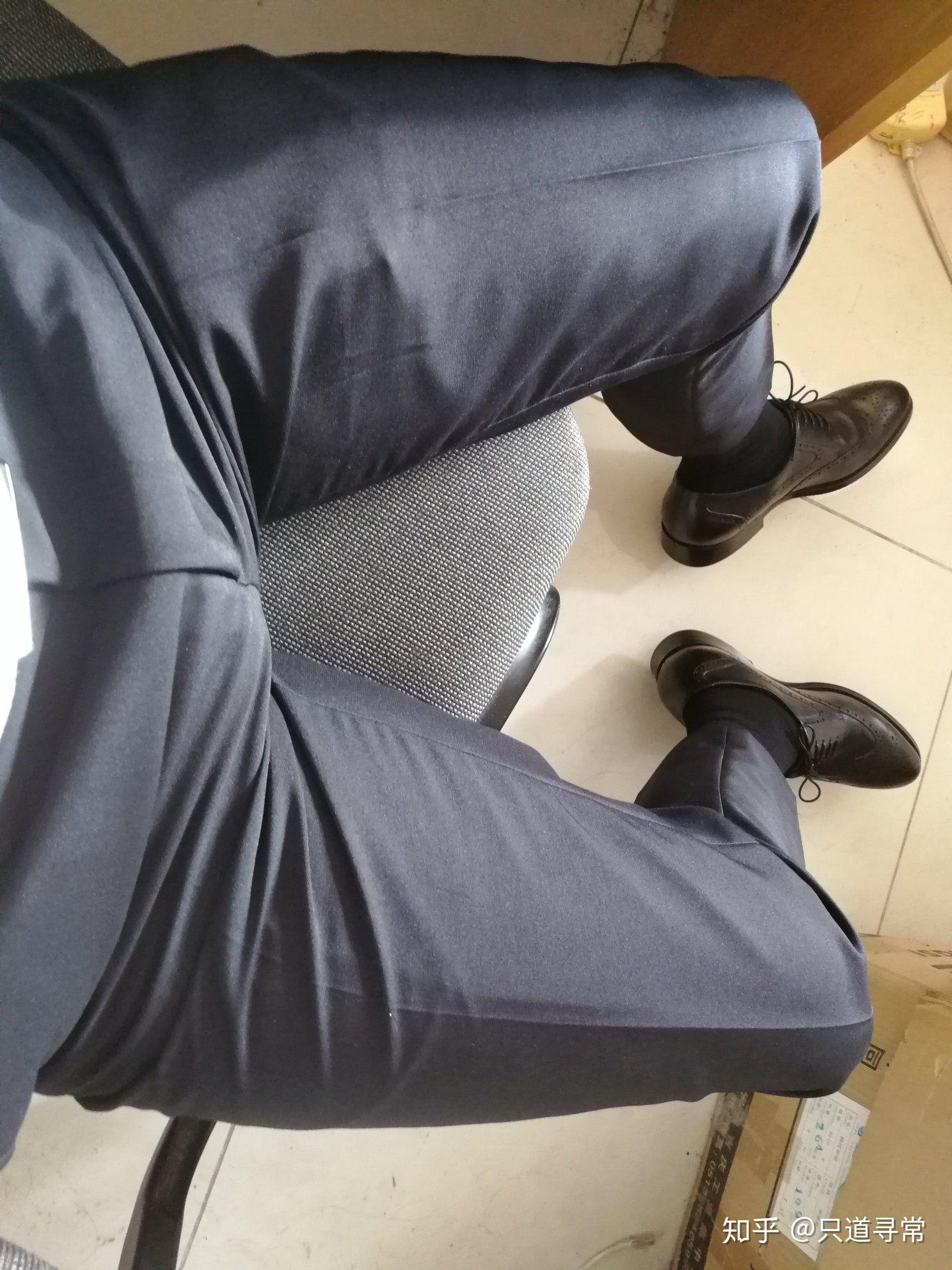 有没有发现某些职场帅哥穿的黑皮鞋擦得亮亮的偏偏套上一双白袜子不会