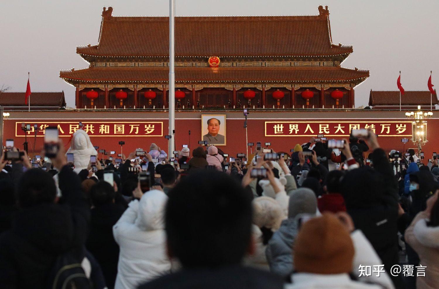 天安门城楼上的标语字体是谁设计的？有什么故事？ - 知乎