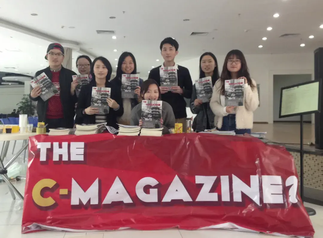 在北师港浸大,詹晓曼(前排中)和同学一起编辑专业杂志晓曼对北师港浸