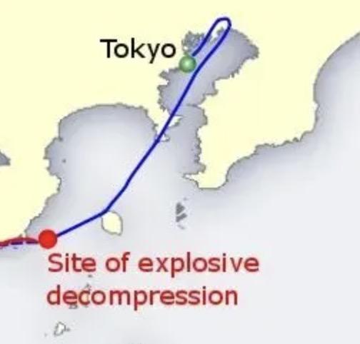 爆炸发生点（红色圆点） ·  飞机飞行路线（蓝色）