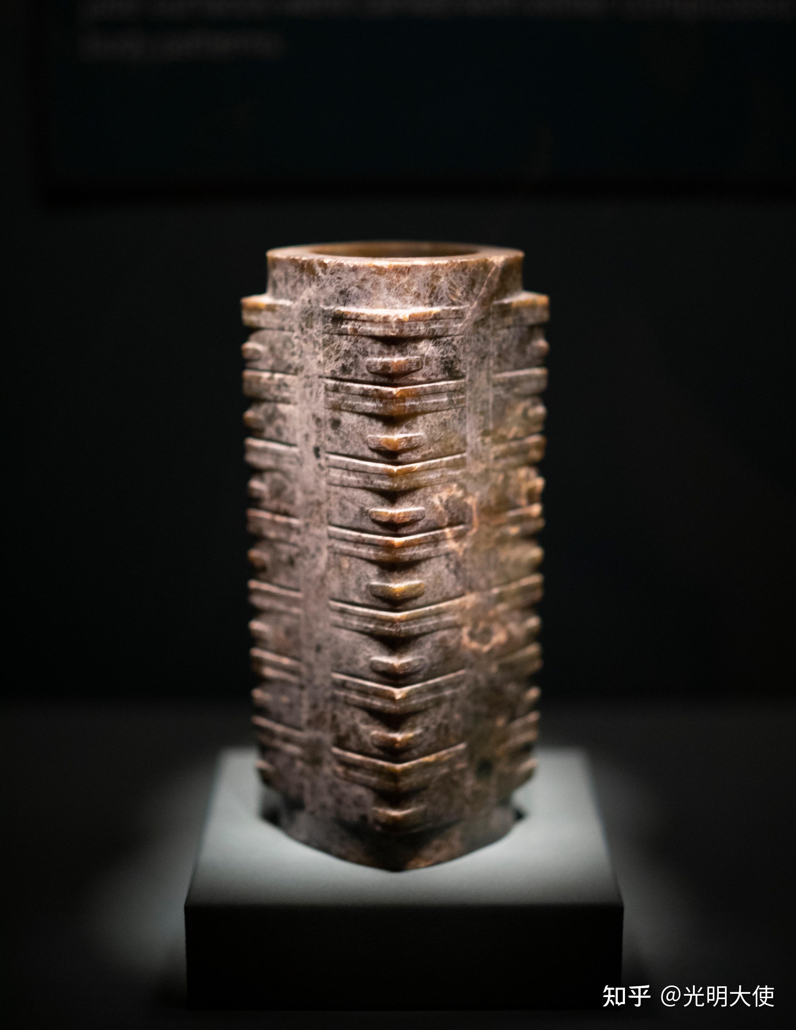 震旦博物馆馆内藏品以佛教造像,玉器,陶器及青花瓷器为主;展览分常设