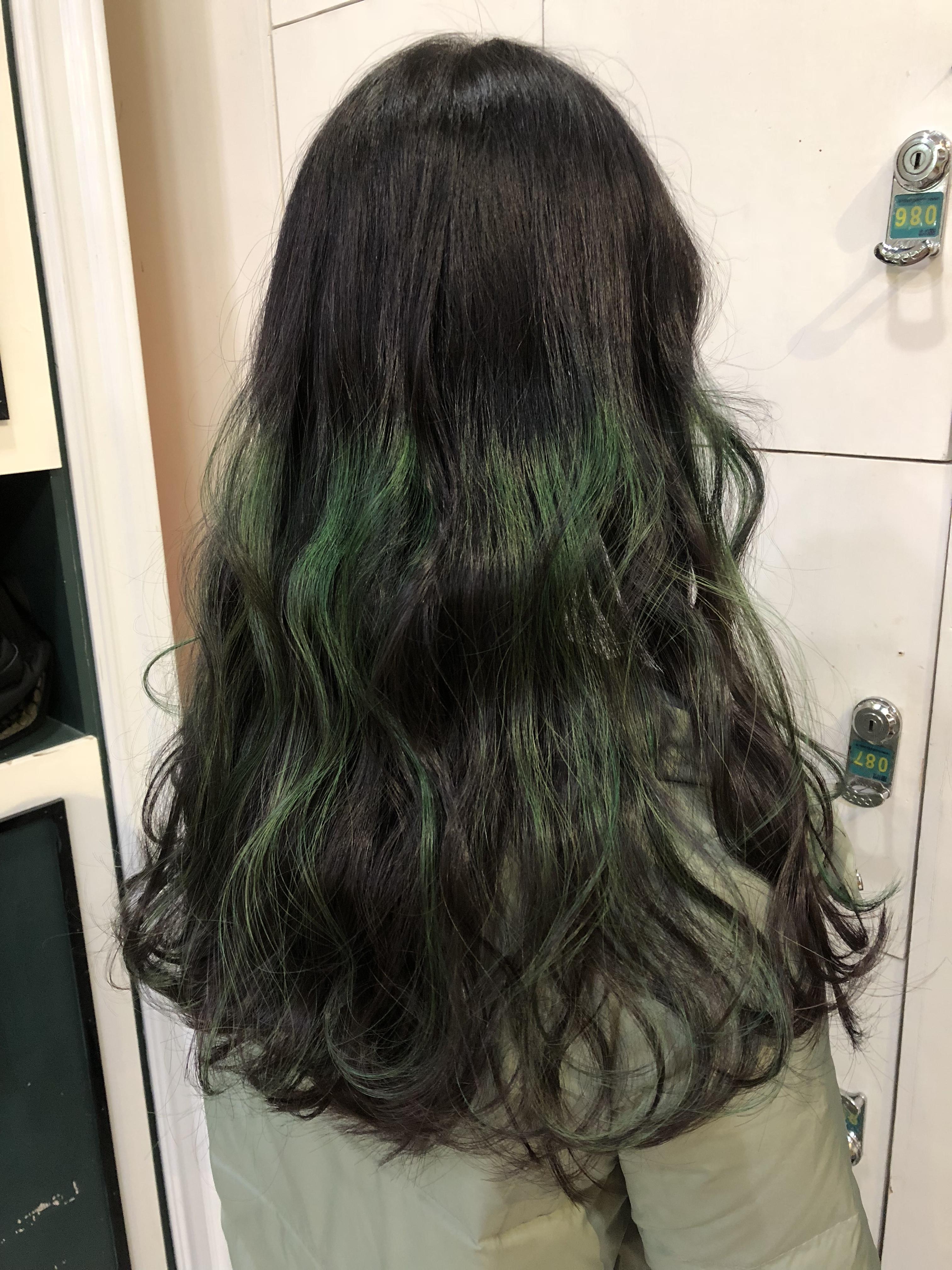 黑色头发挑染的话什么颜色会比较好看自然呢