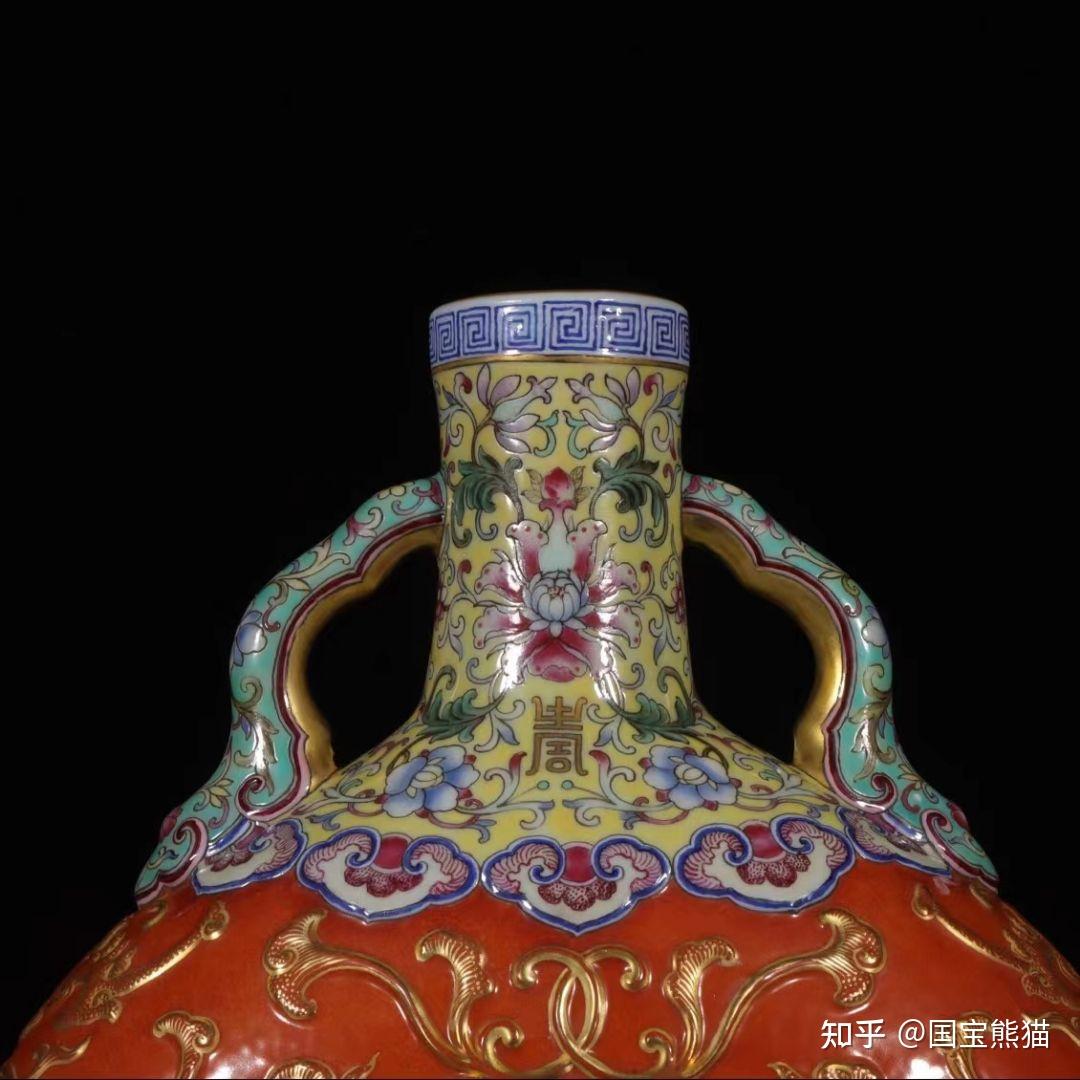 乾隆年制款黄地粉彩沙红描金雕刻缠枝莲开窗花鸟纹抱月瓶。尺寸：高27.8