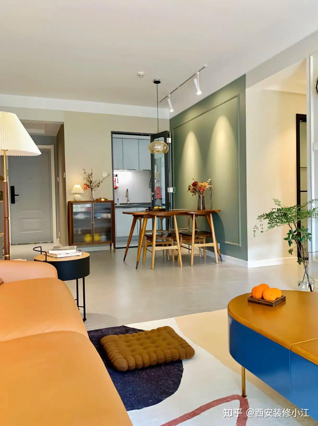 大白墙和米色地砖配白门用什么颜色的家具比较好