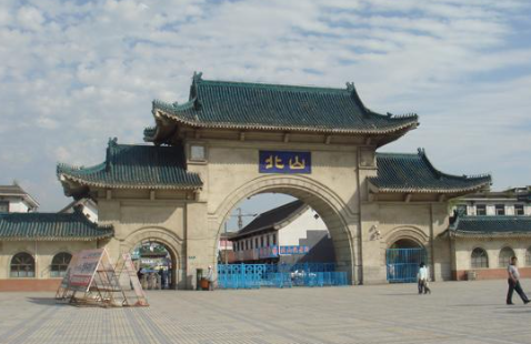 四名美国大学交换教师昨天在吉林北山公园被一名身份不明的袭击者刺伤