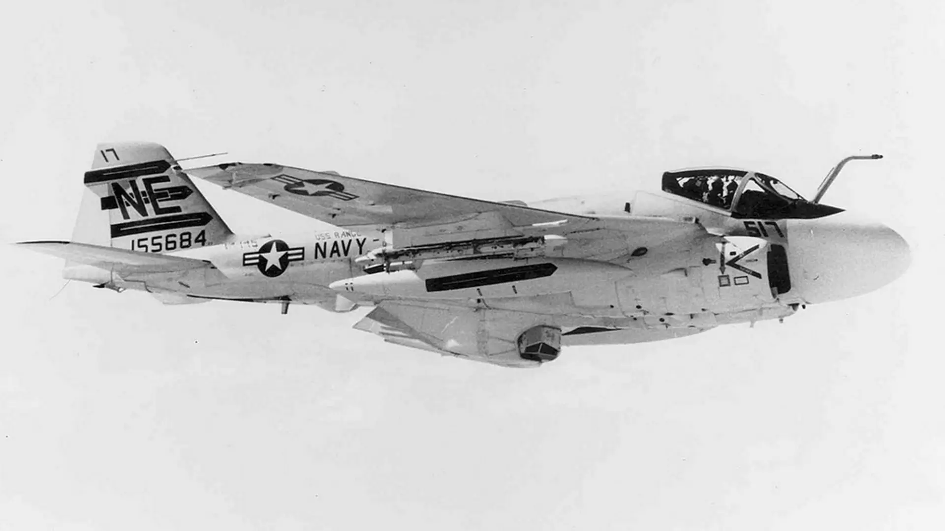 如何比较a-6攻击机和a-7攻击机?