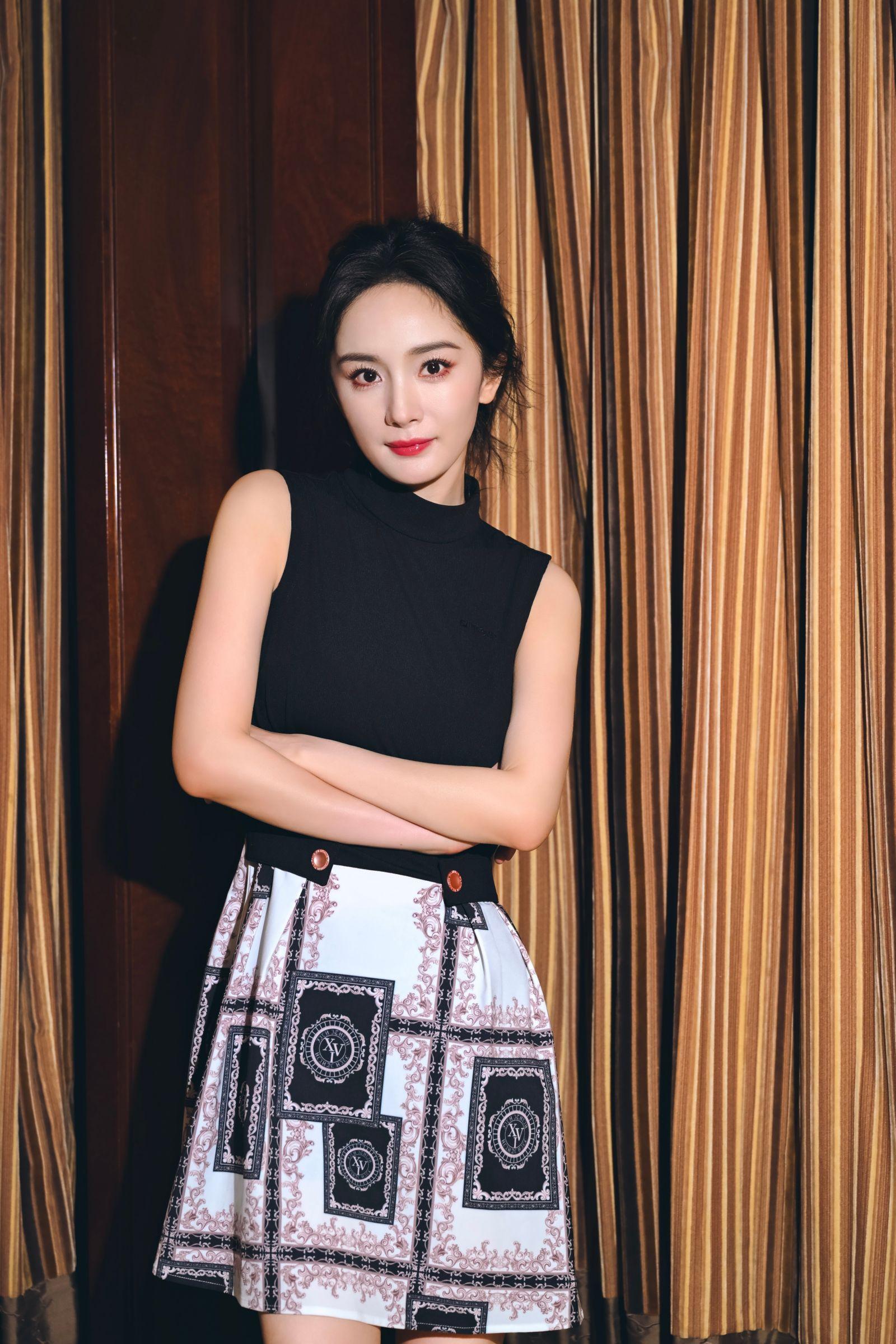 杨幂藏蓝色短裙出席filaicona旗舰店剪彩仪式