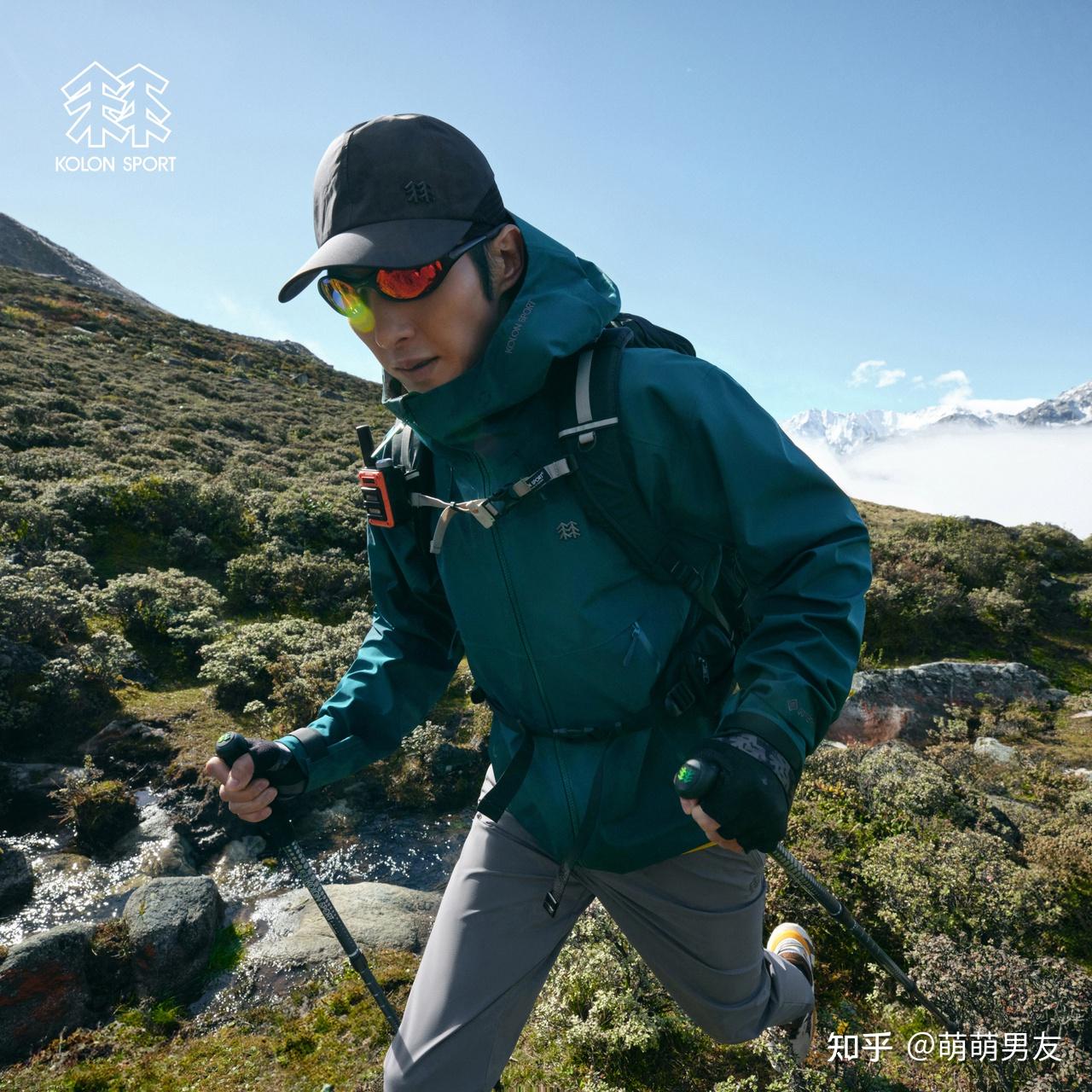 赛里木湖拍照男生冲锋衣，旅游帮手
