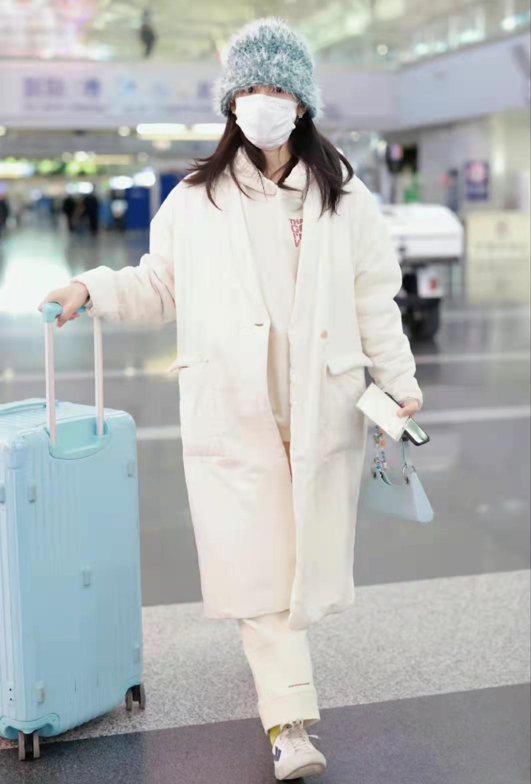 张婧仪穿白色长款外套搭配同色系休闲裤休闲保暖清新时尚