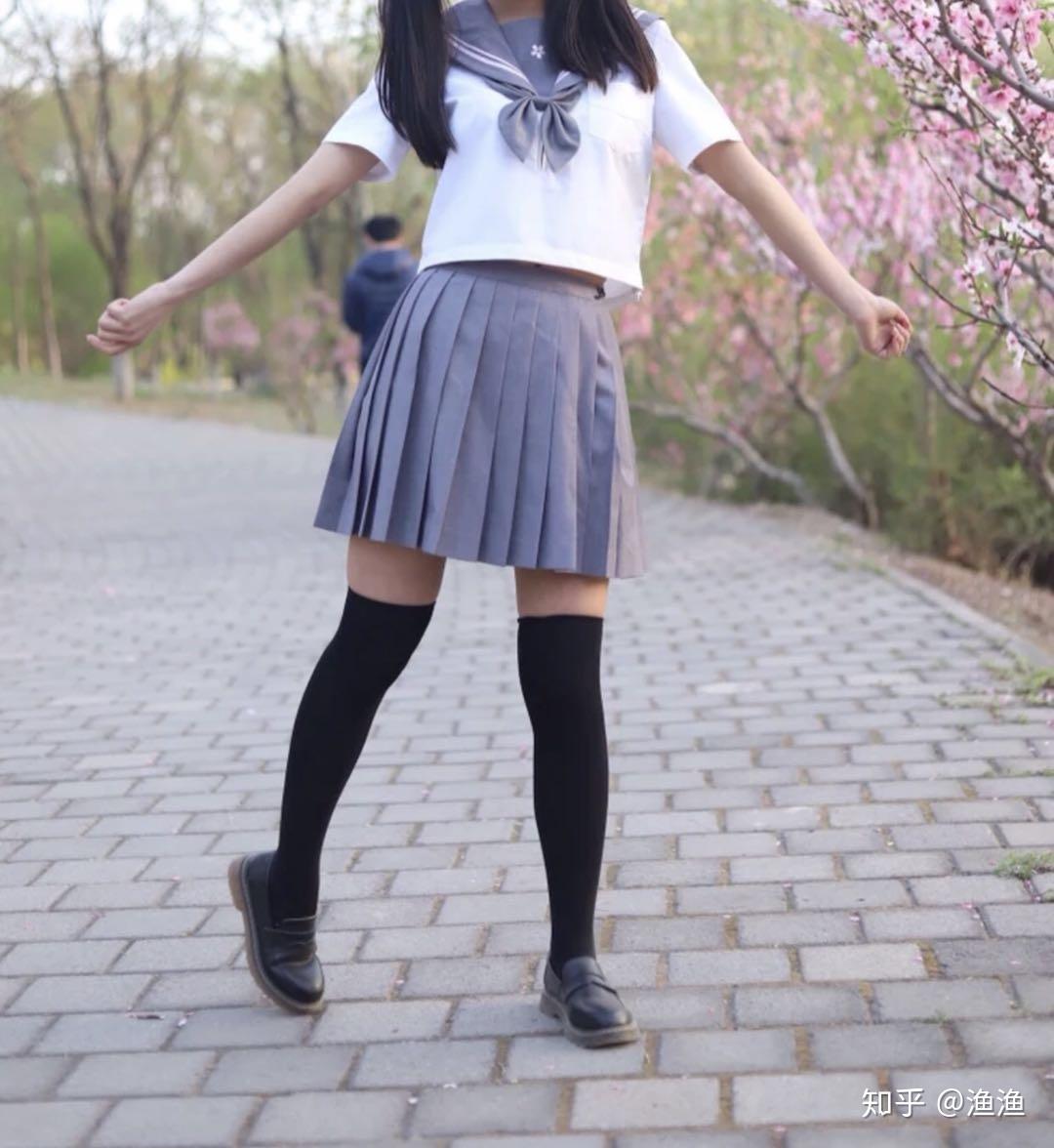 高中生穿学校要求的比较运动风的礼仪校服应该搭配什么鞋子好