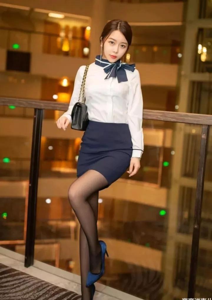 爱臭美的服务员,穿"阿凡达"色高跟,老板还夸她眼光好