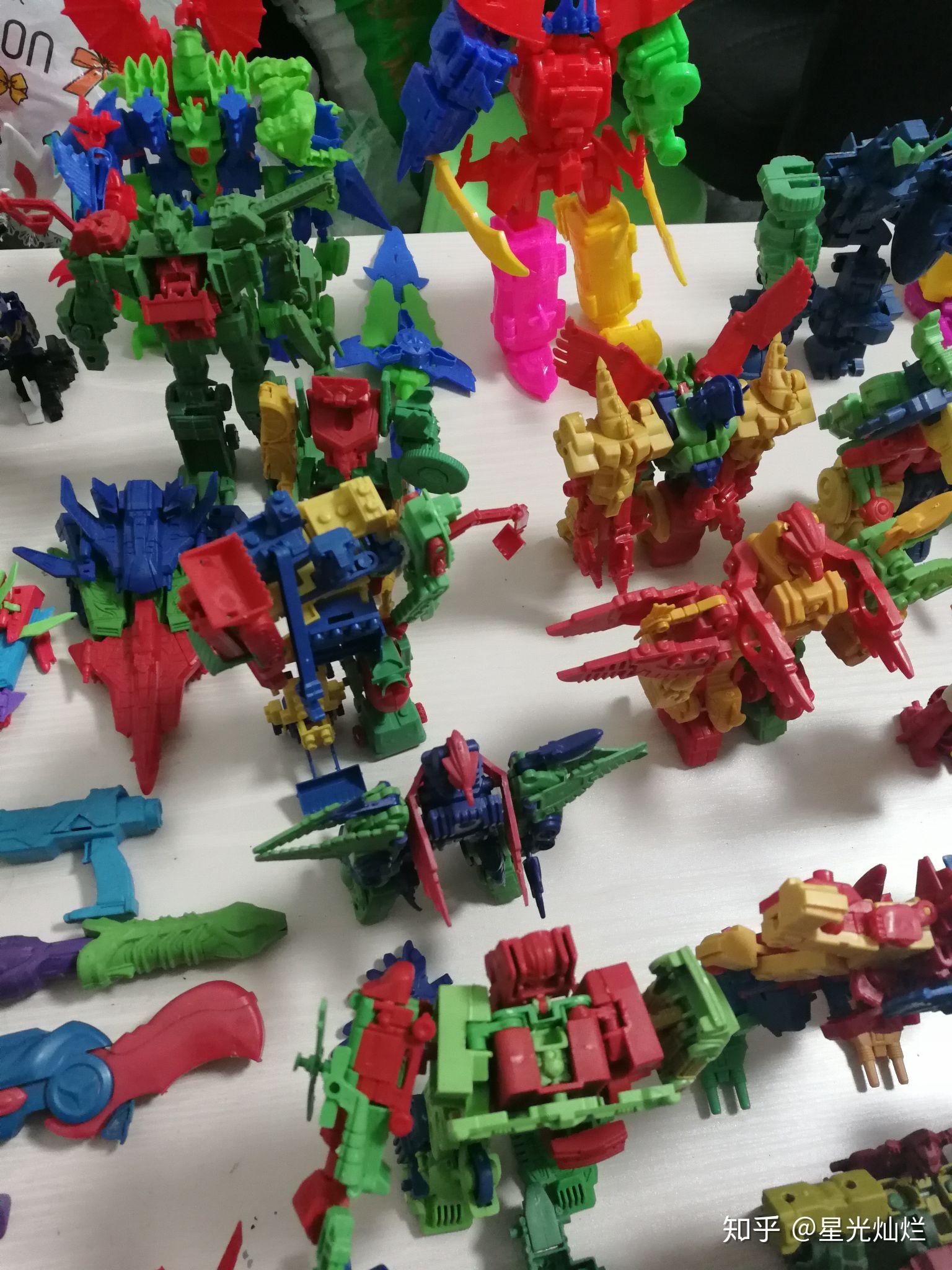 有一款90后上小学玩的玩具一小包的组装的塑料的5块钱左右叫什么来着