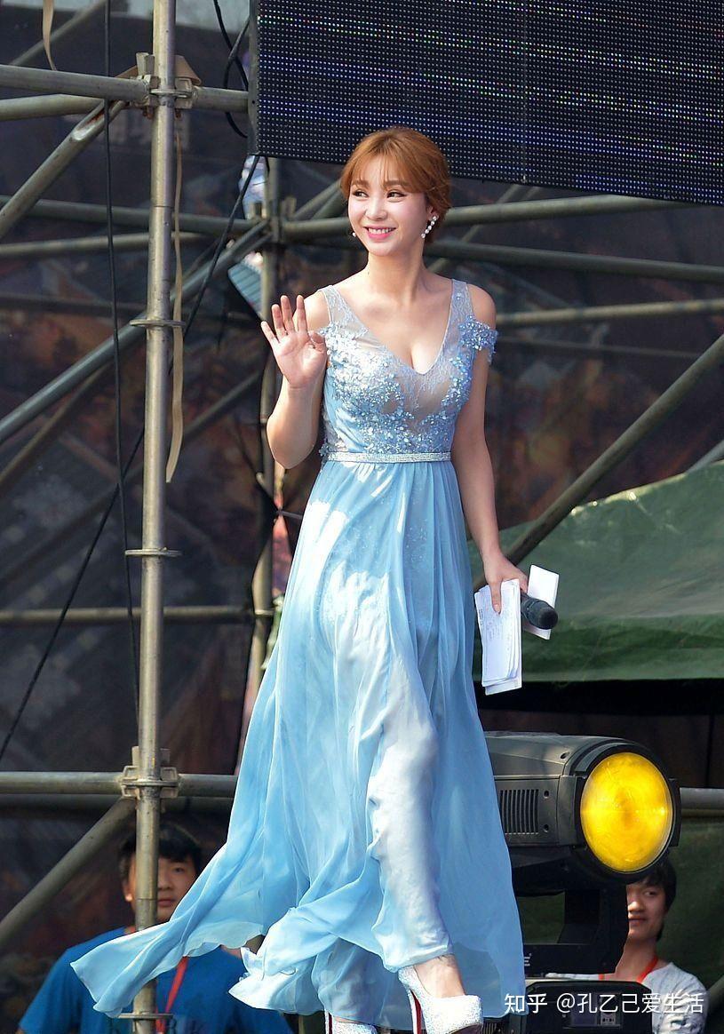 明星柳岩在职业生涯中取得了哪些重要的成就?