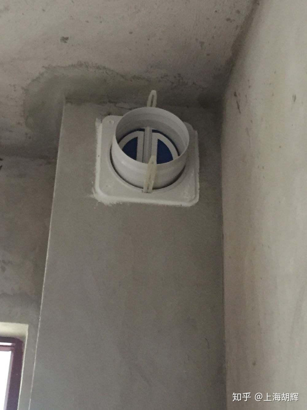 听到楼上油烟机嗡嗡响时,就能闻到很大油烟味从我家油烟机里进来,烟道