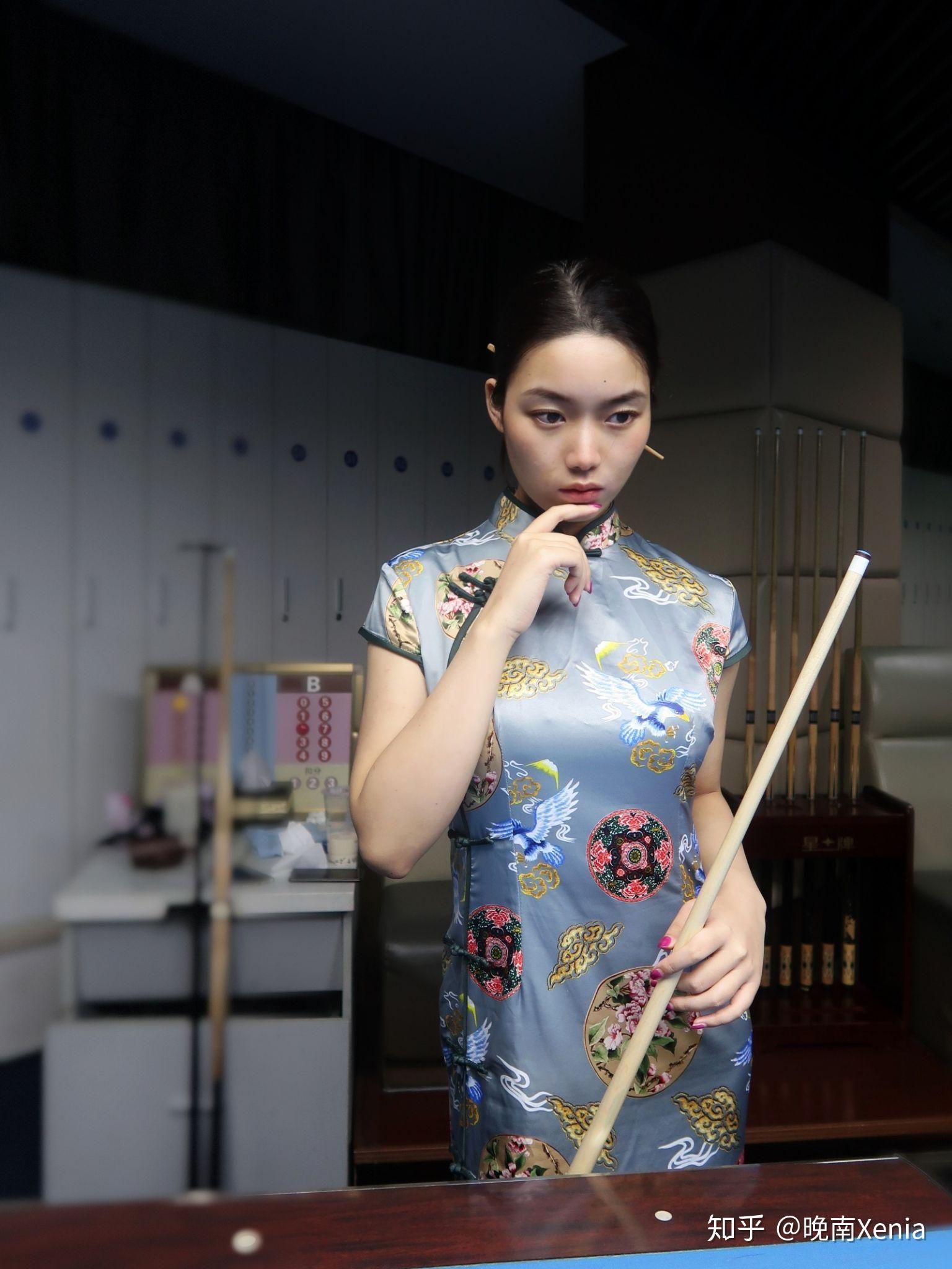 女生打台球穿什么衣服更吸引人