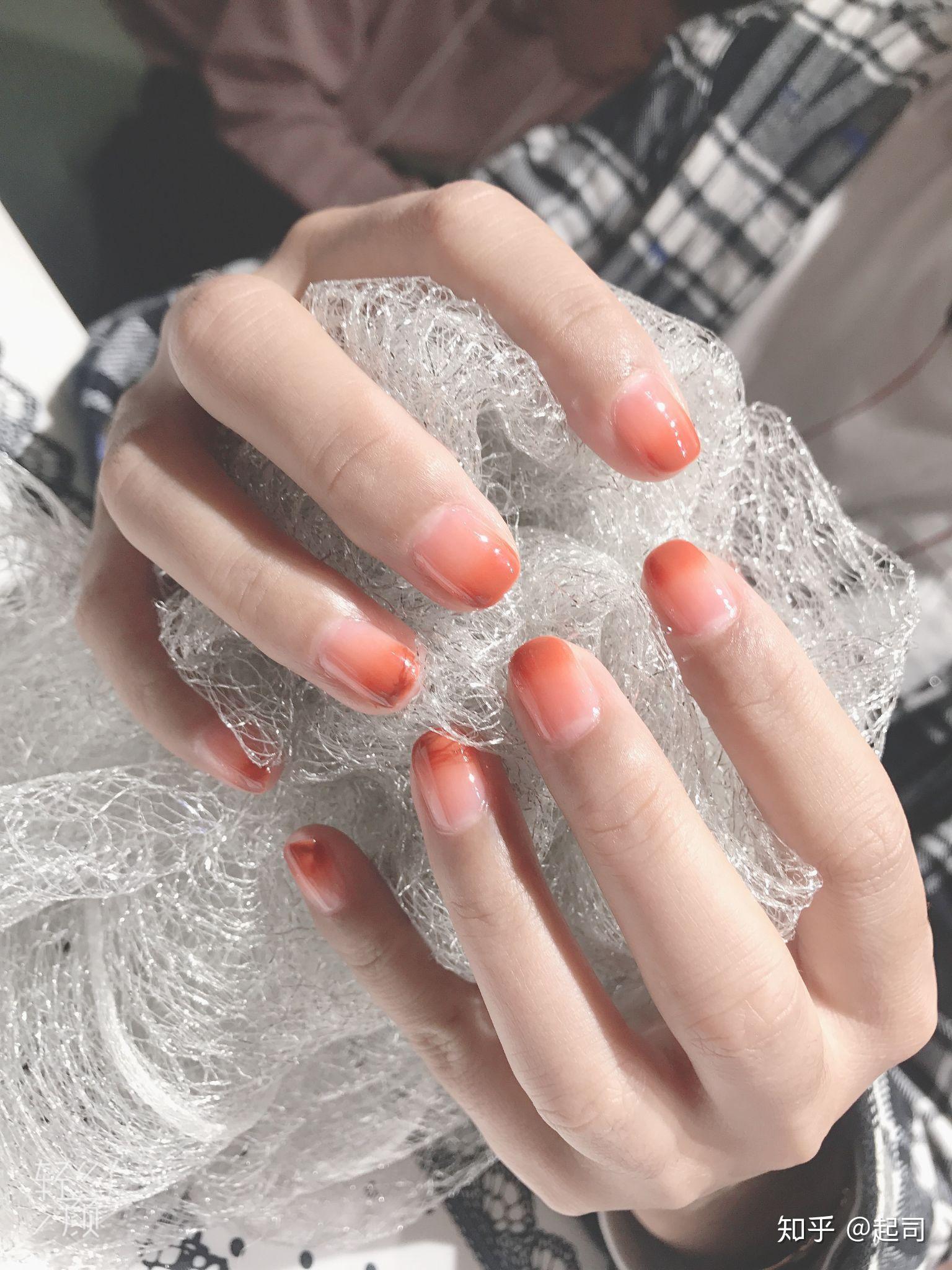 手比较黑的人适合做什么颜色的美甲?