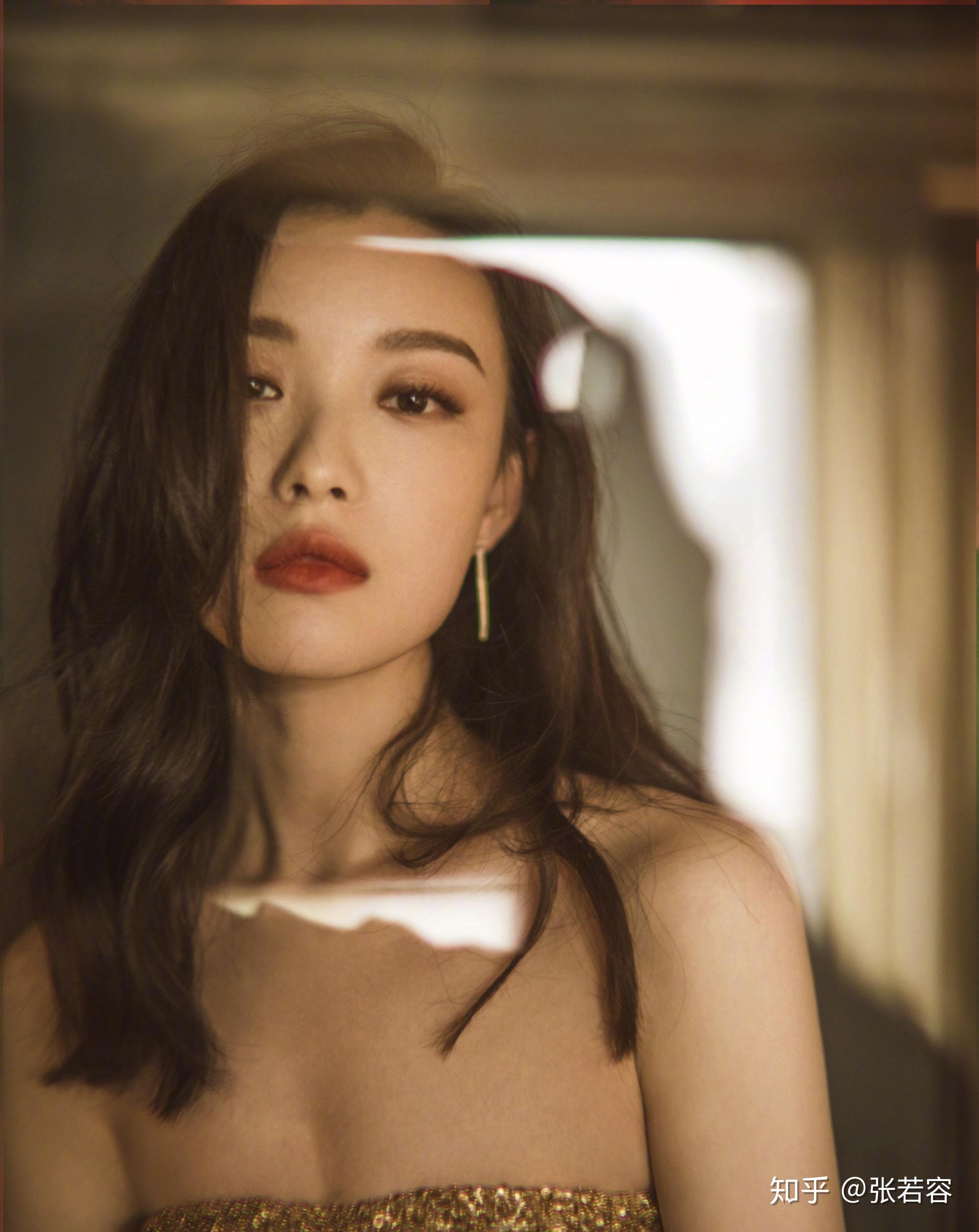 大家有存的让你觉得惊艳的女明星礼服图吗? - 知乎