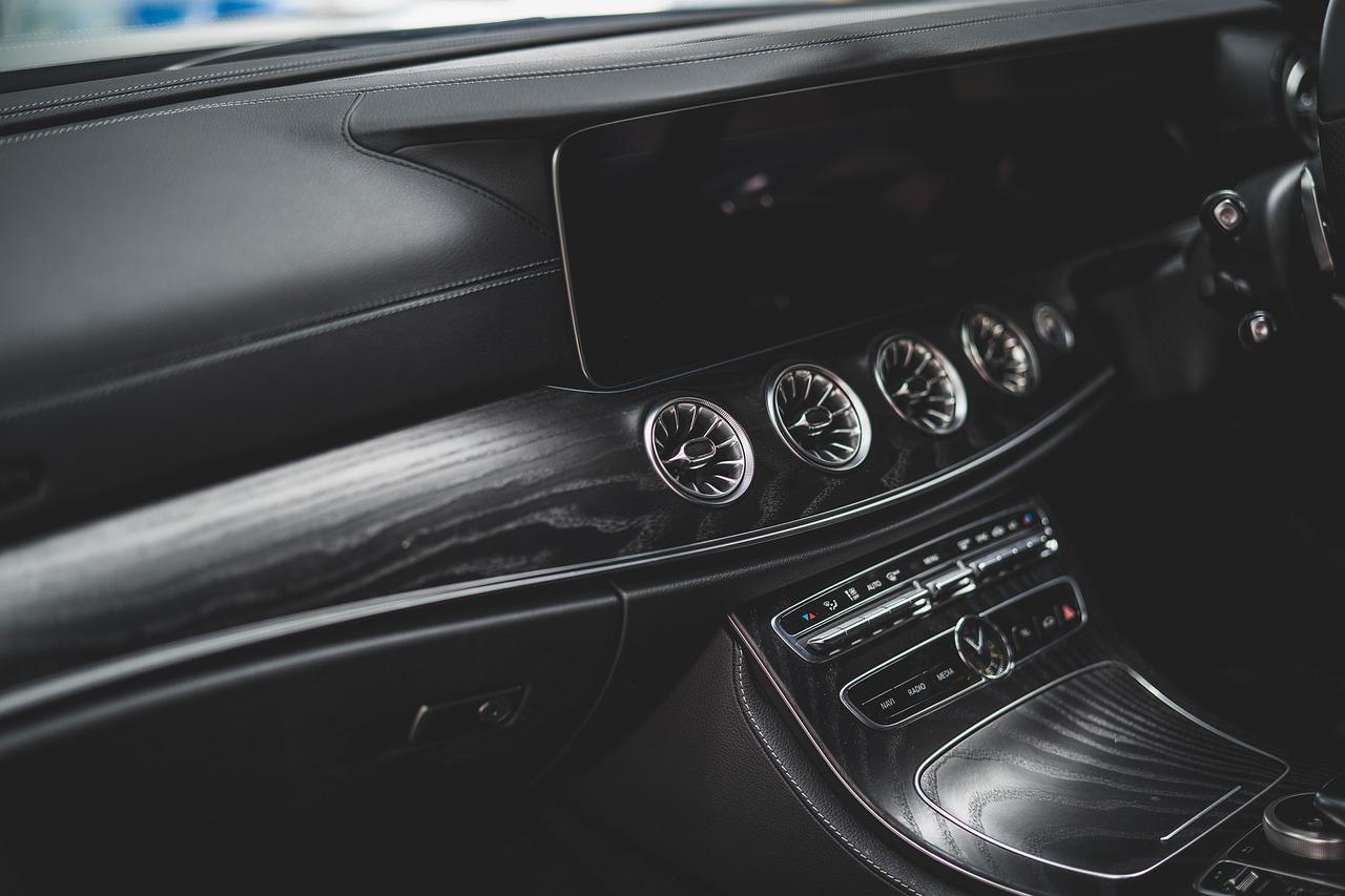 黑色内饰搭配什么脚垫