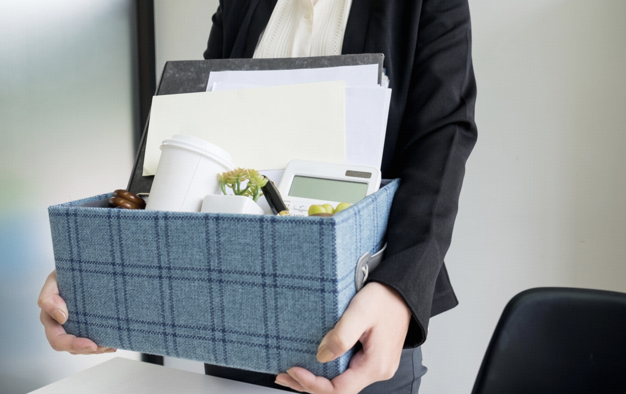 同事离职，在公司群发：“感谢一路相伴，江湖再见”，结果HR要求他撤回消息，这是为什么？