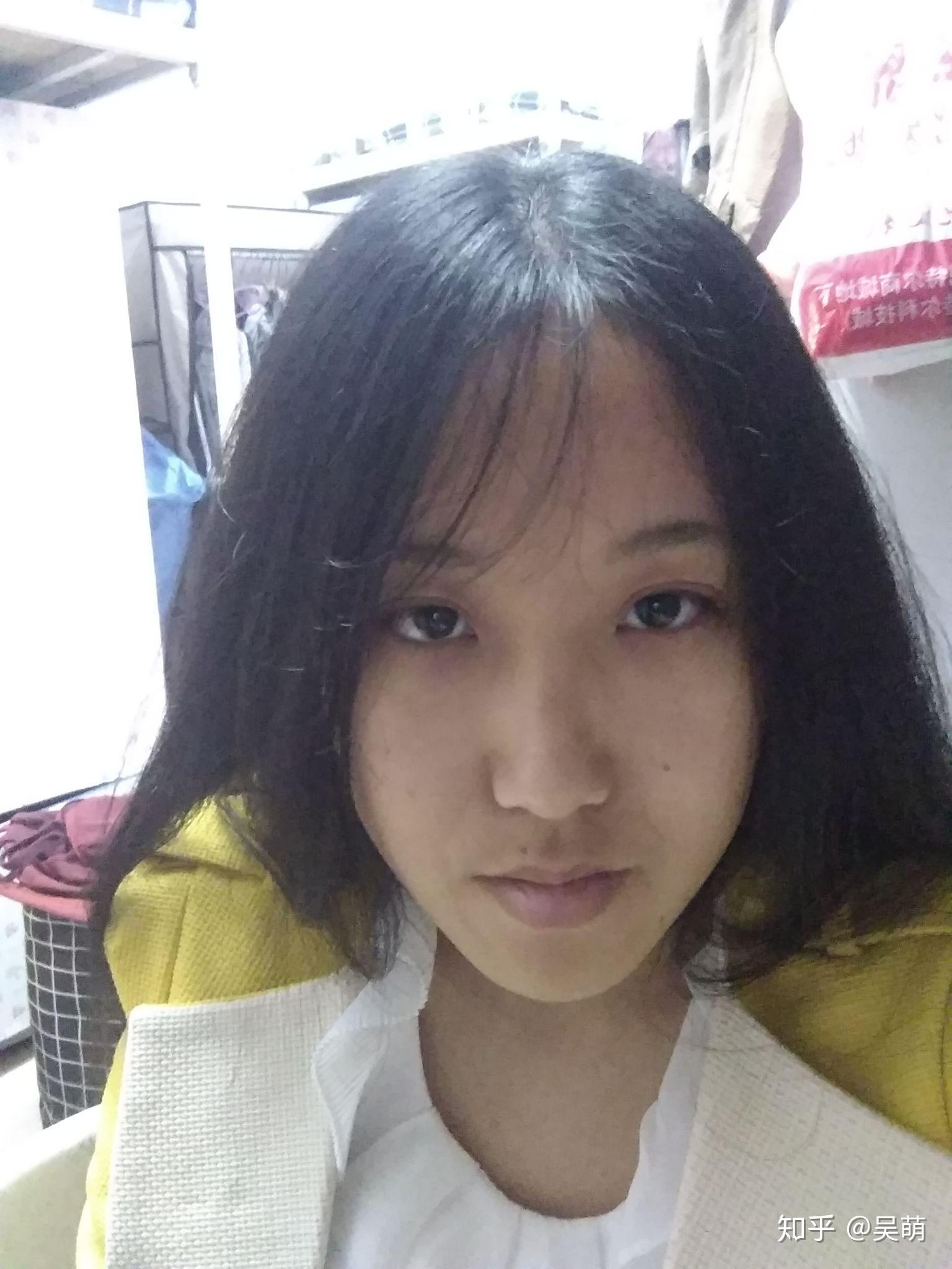 姜草的《照明商店》里的人物在现实中长什么样?他的画风表现的是什么