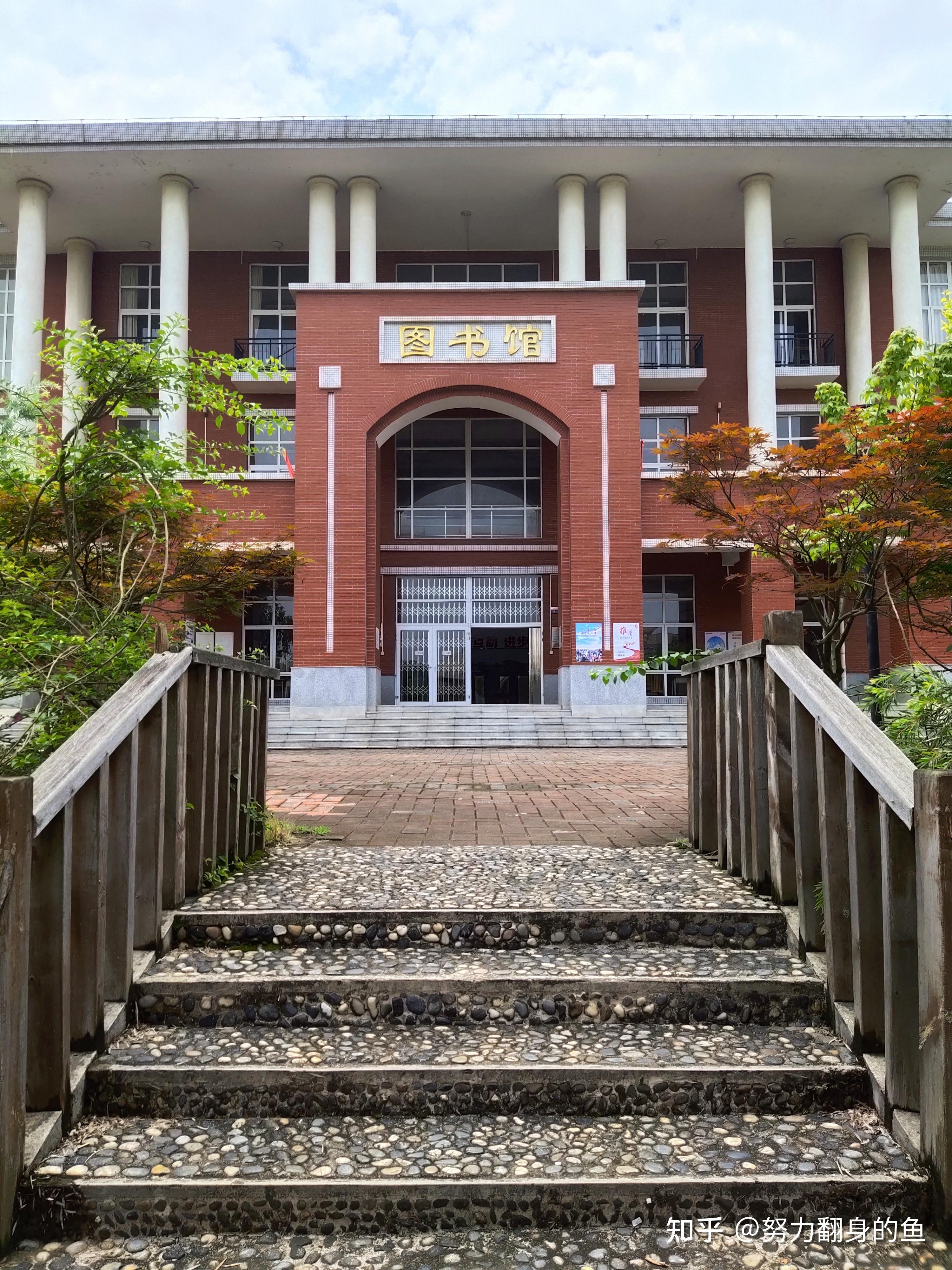 韶关市第一中学的宿舍是怎么样的?很多人说这几年景气不好是真的吗?