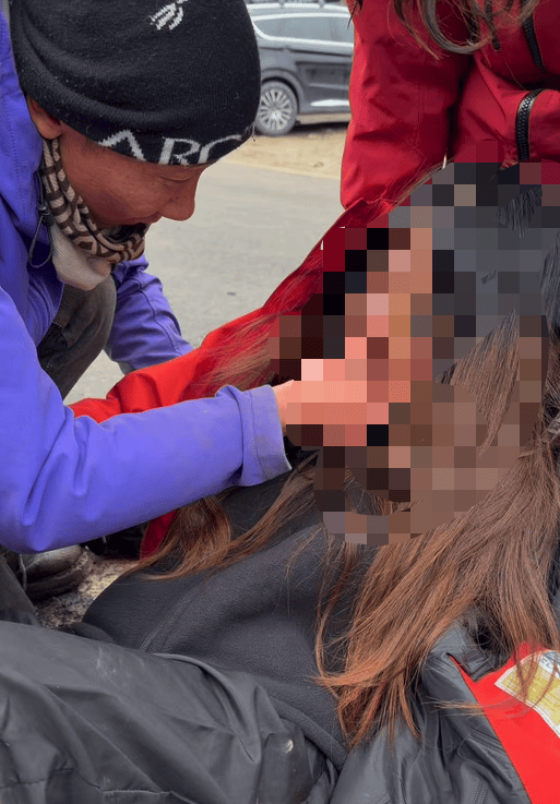向导掐人中救醒高反女子反被掌掴，后者称因高反幻觉已道歉，因身体异常伤害施救者是否需承担法律或道义责任？