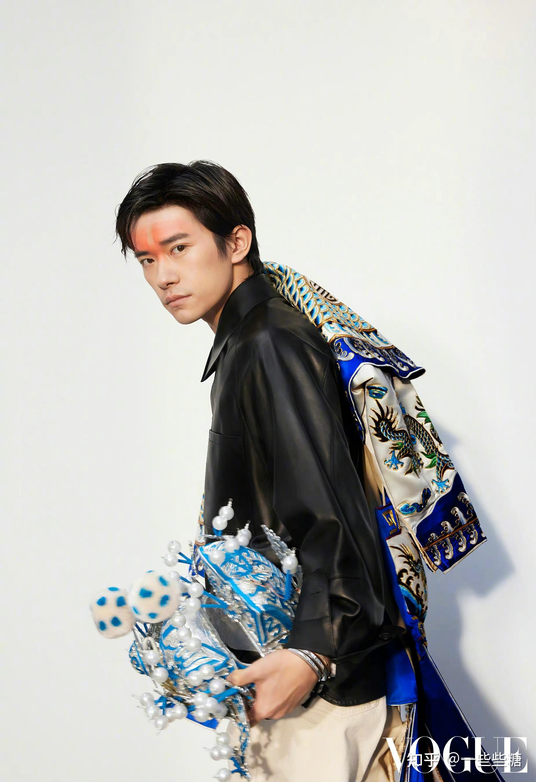 易烊千玺vogue内页写真演绎生旦净丑你对他的造型有哪些平价