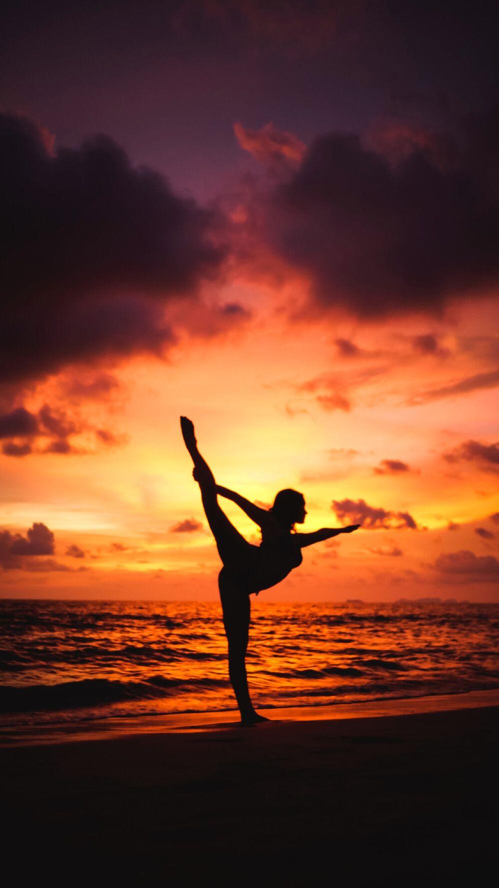 有没有推荐的夕阳为背景人物背影的好看壁纸