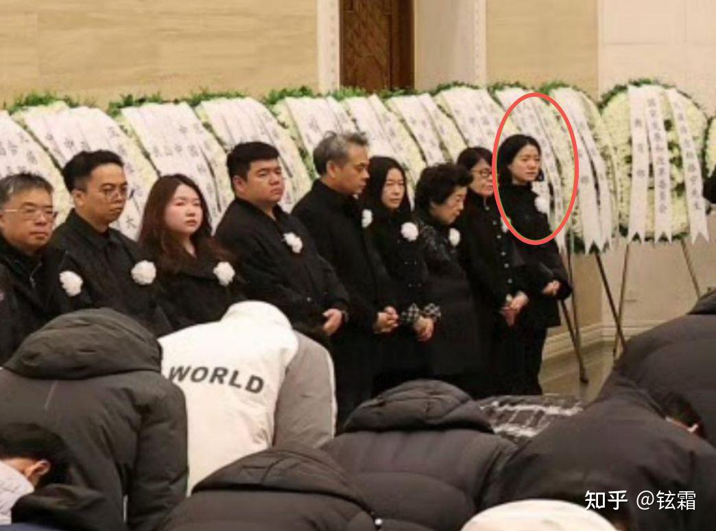 杨振宁葬礼:翁帆站首位眼睛哭肿,继子女并排站后面,孙子抱遗照 - 知乎