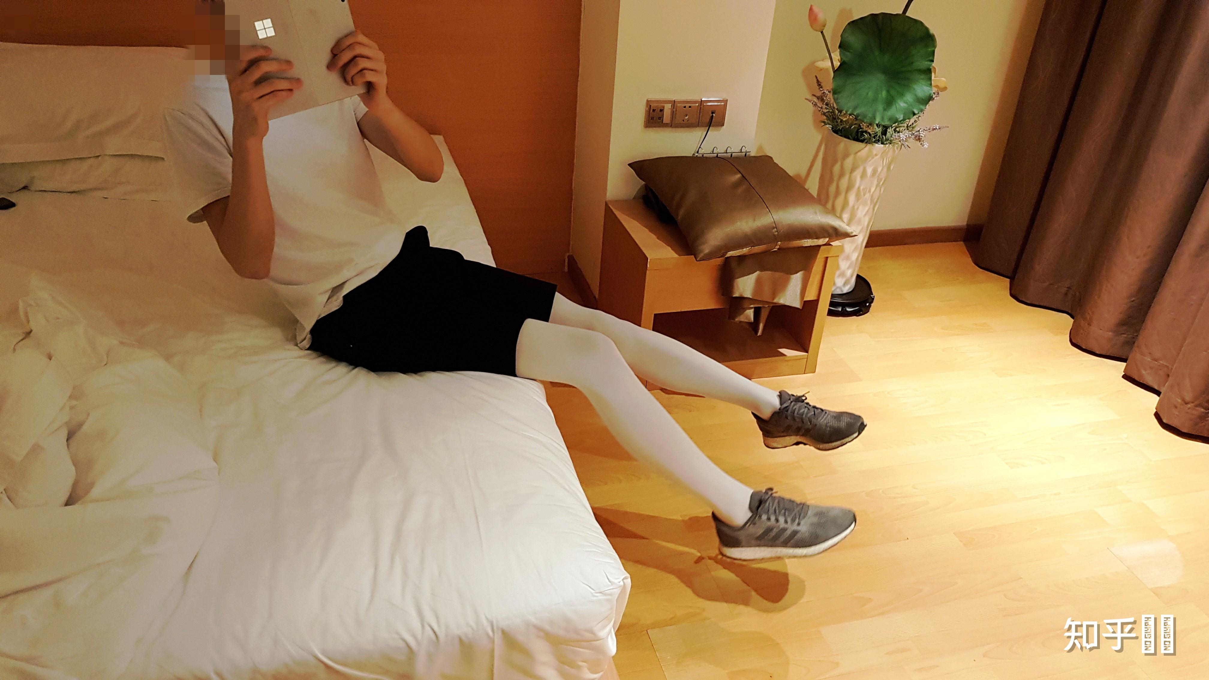 男生穿短裤是穿白色连裤袜好还是白色长筒袜好