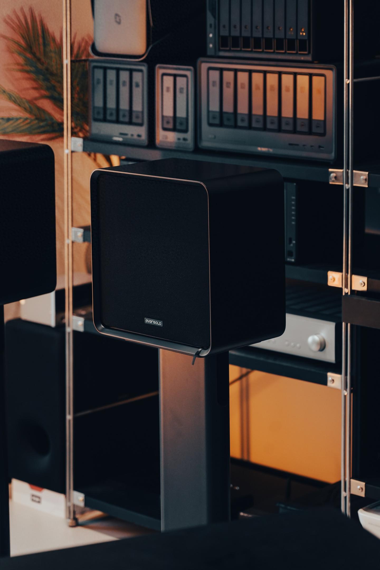 艾索洛首款音箱SE100:这块2680元的黑方块,怎么卷动桌面HiFi?