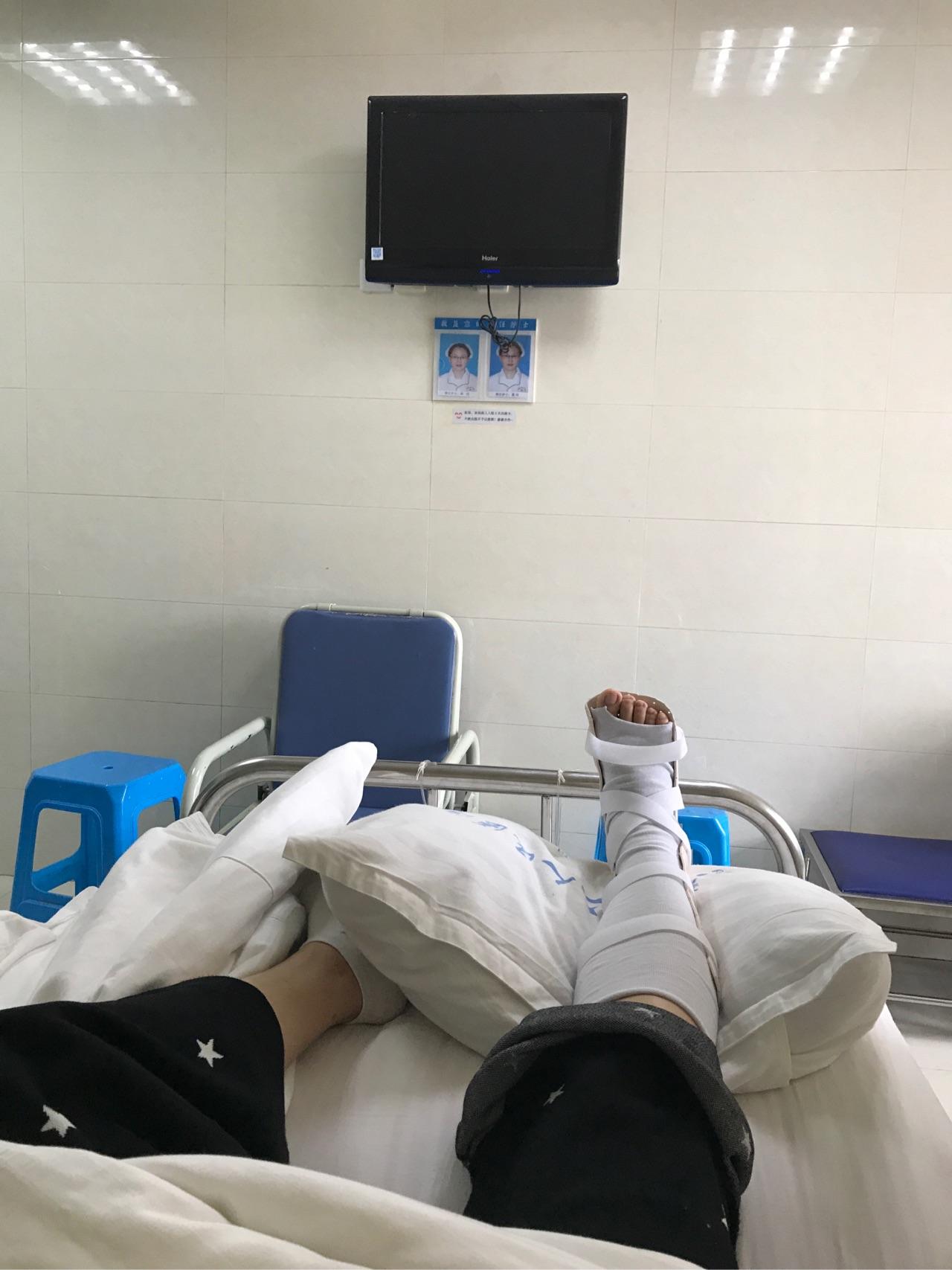 Niño triste asiático herido con una pierna rota en yeso aislado ...
