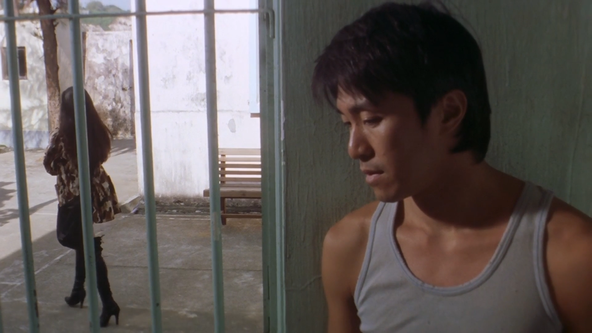 《喜剧之王》中当周星驰说完「我养你啊」之后,柳飘飘在计程车上