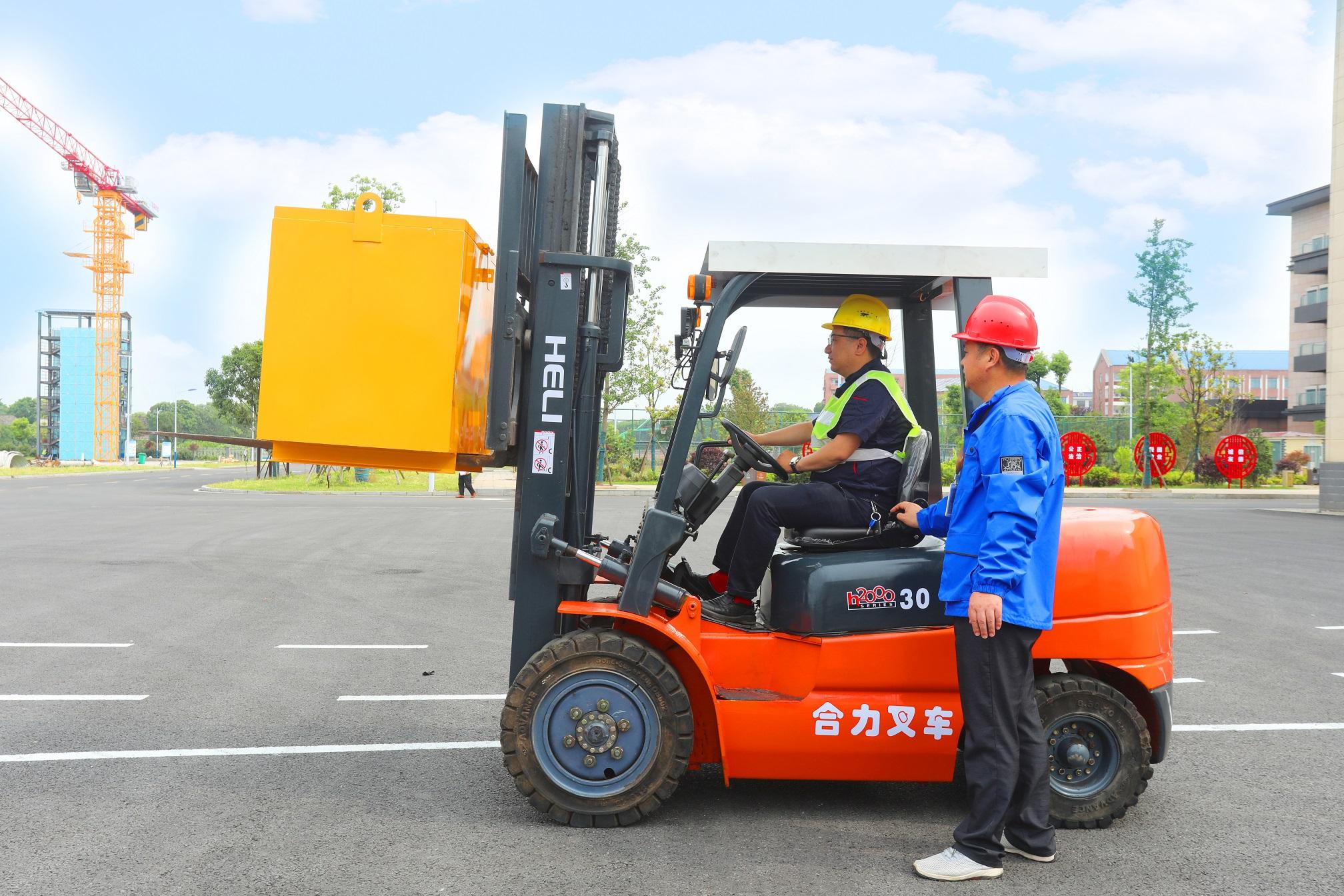 叉车怎么倒车入库?老师傅教你几招!