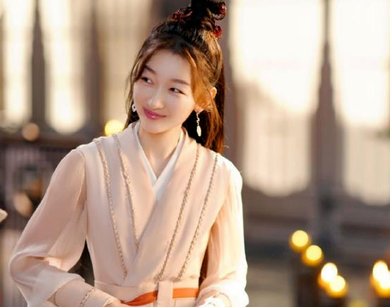 2021年,周冬雨主演了一部投资数亿的《千古玦尘》电视剧,无论颜值身材