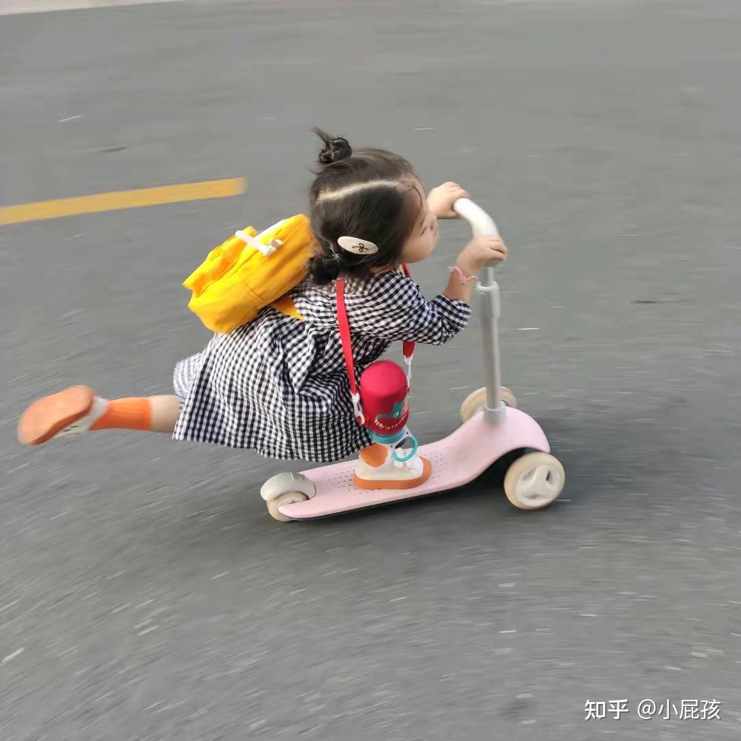 一个小男孩骑滑板车是情头吗?