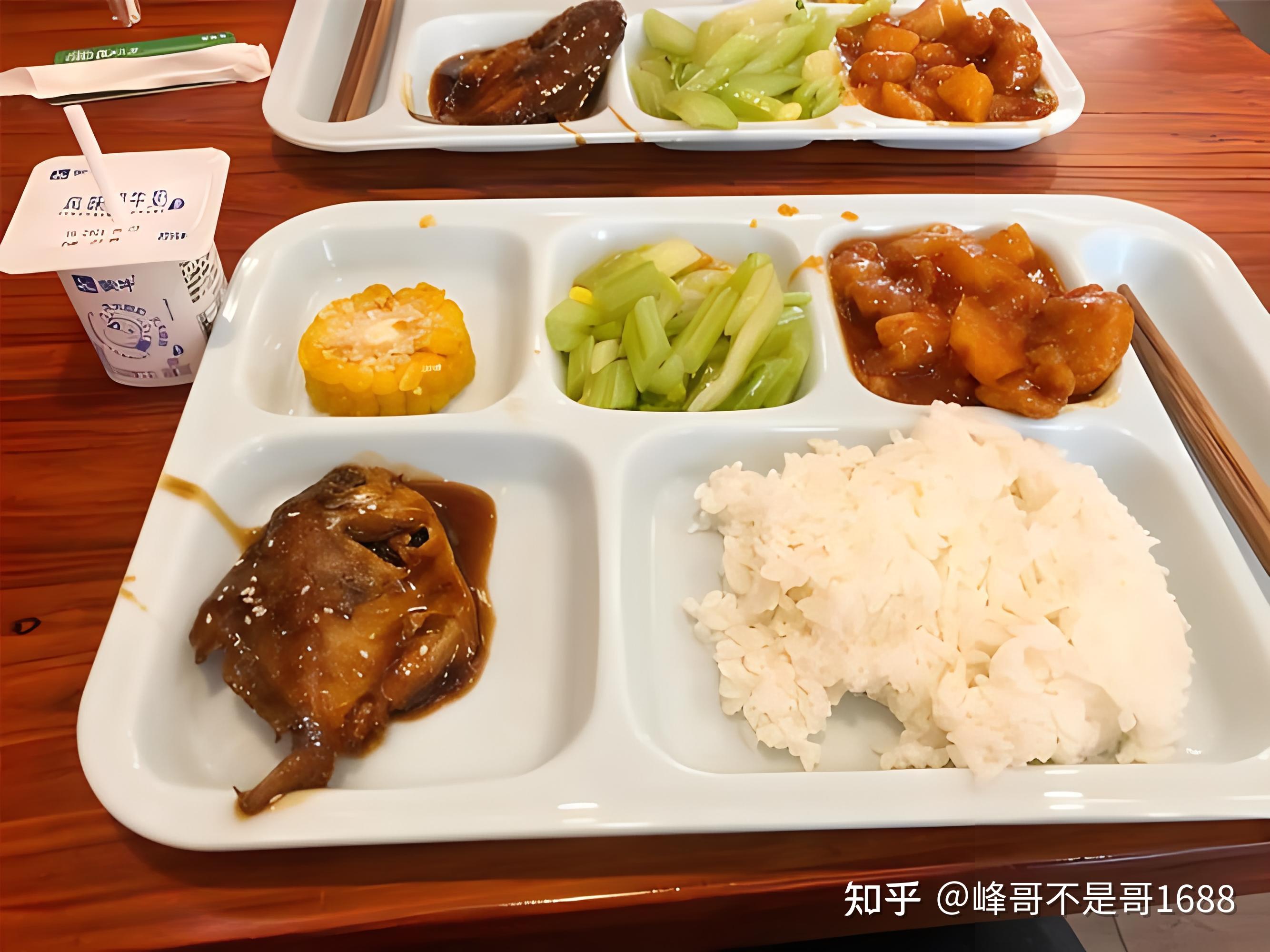 复旦大学对校外人士开放食堂,午饭在 12 点半后可用餐,另收取 50%