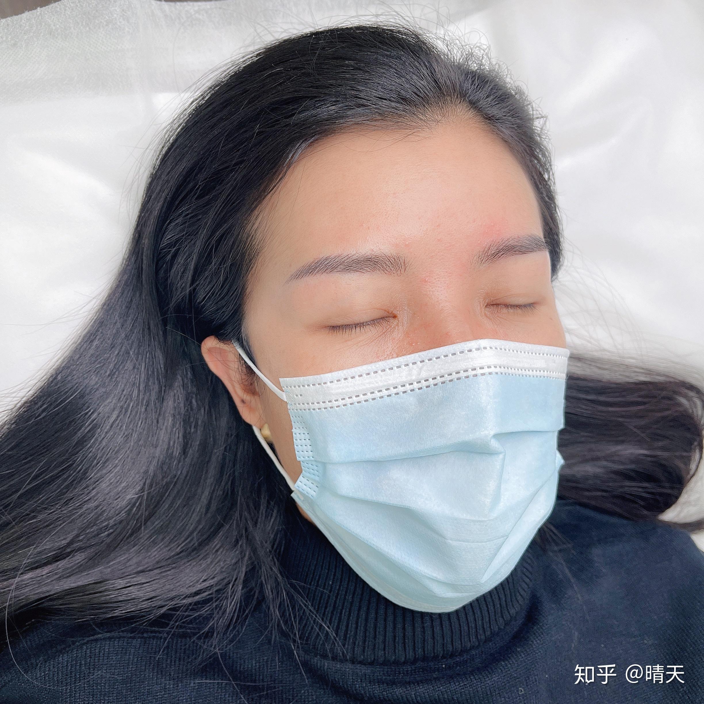 纹眉后不满意用肤色色料遮盖了一块遮盖时有点出血遮盖后呈淡红色请问