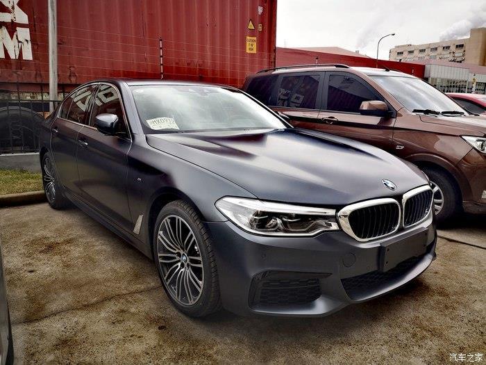 上海宝马540i风尚版m运动套装磨砂极地灰拍照留念