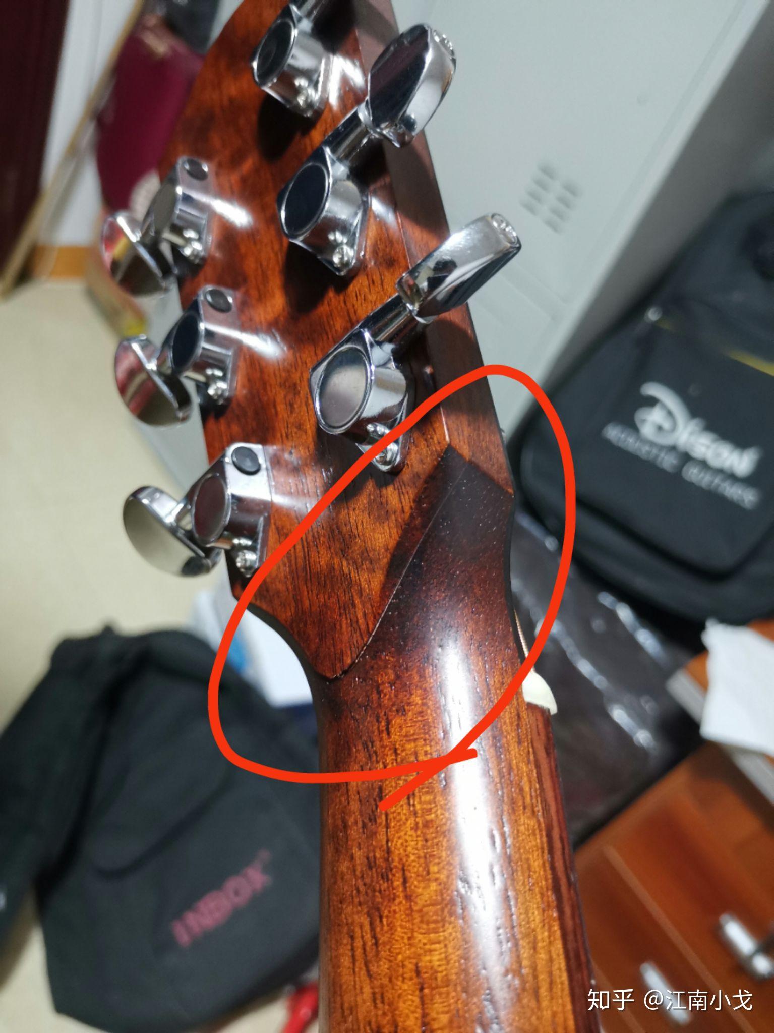 帮忙看看吉他琴头是因外力还是自然开裂