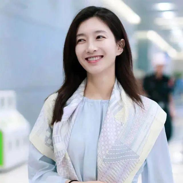 丝巾老土又花哨?上年纪的女人们都这样搭,尽显高级品味 - 知乎