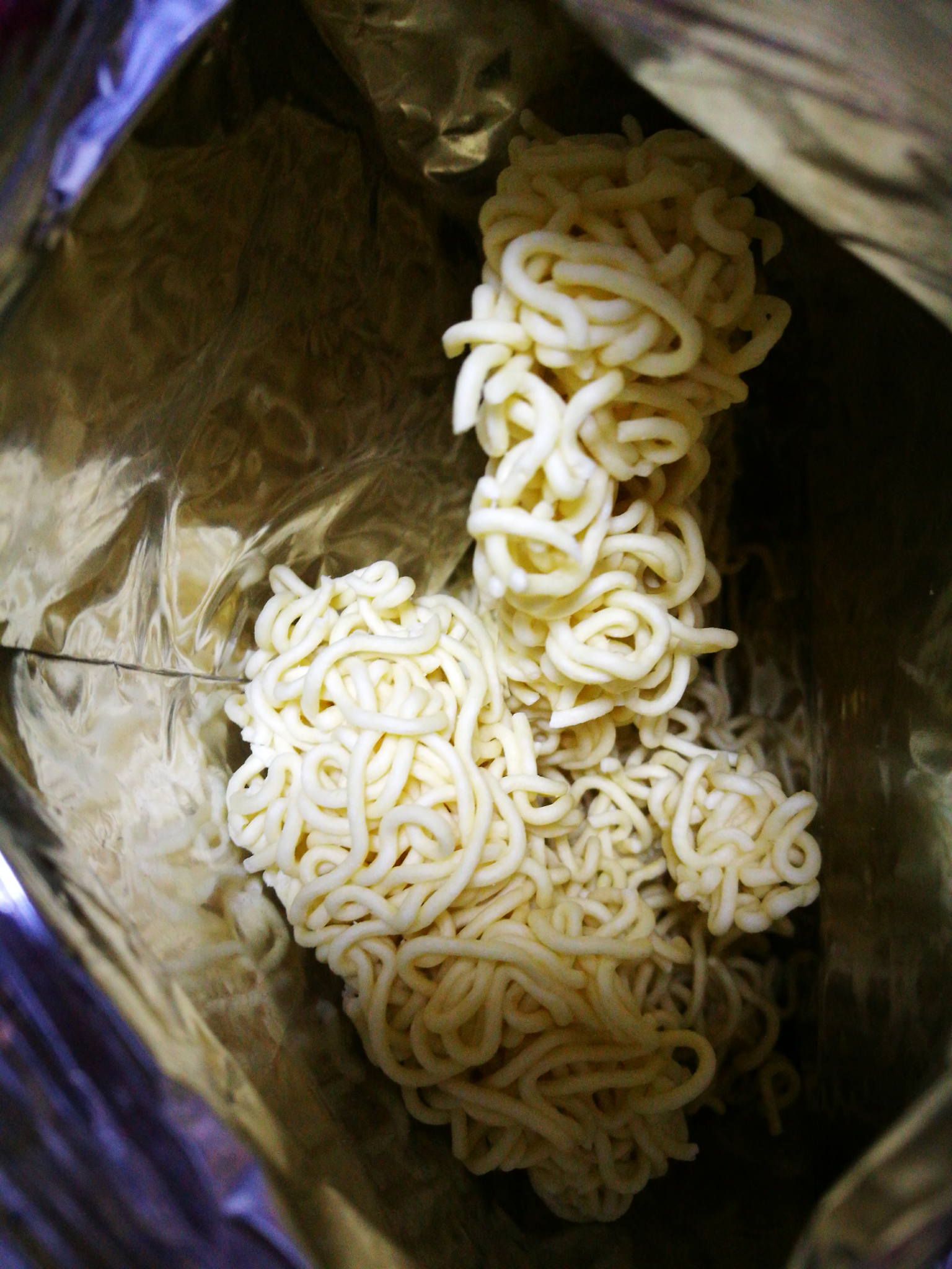 在超市捏碎方便面泄愤是否道德