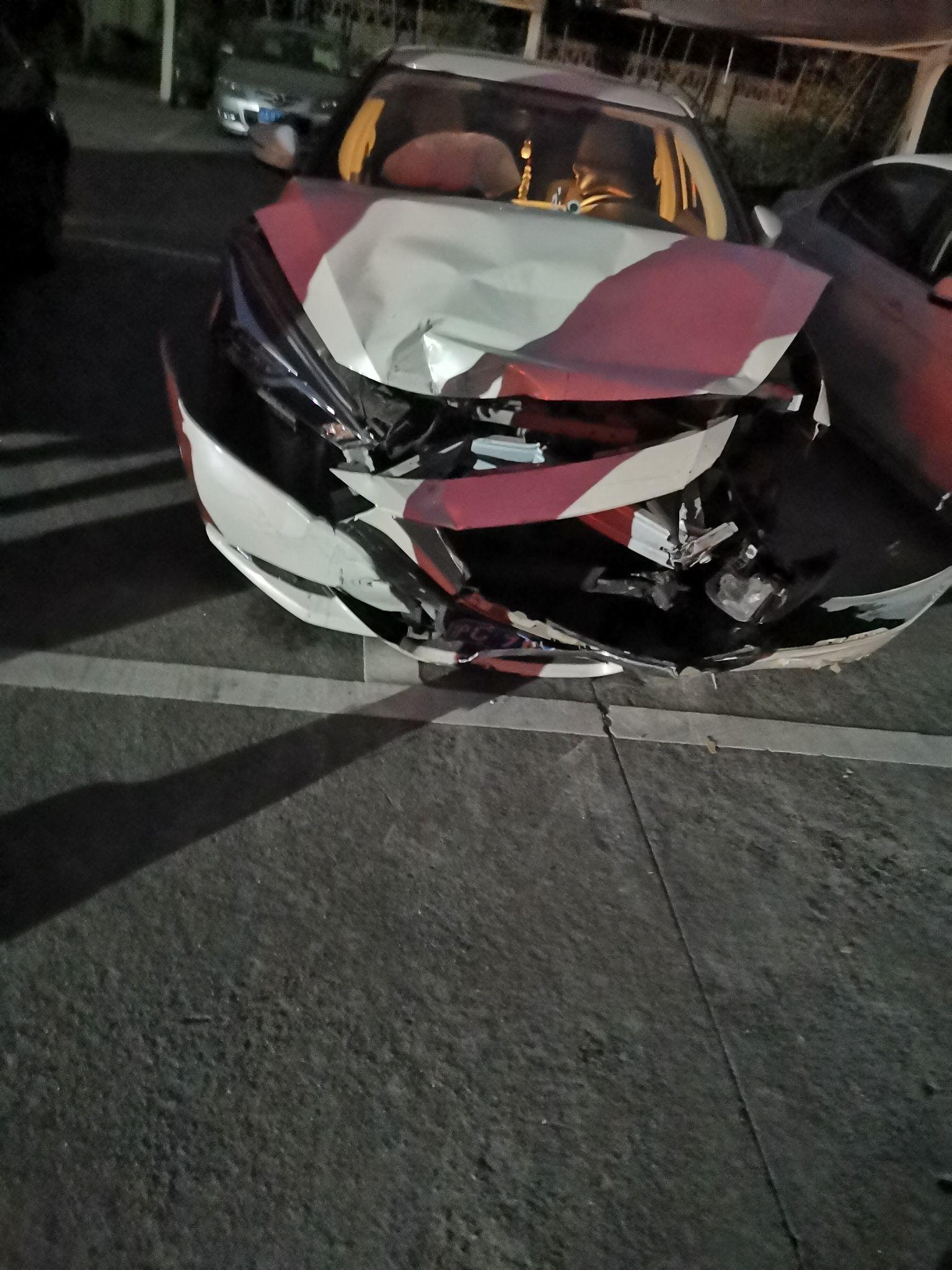 我全责,把一辆奔驰撞了(大标的e300),车价在40-50多万之间,现在让我赔