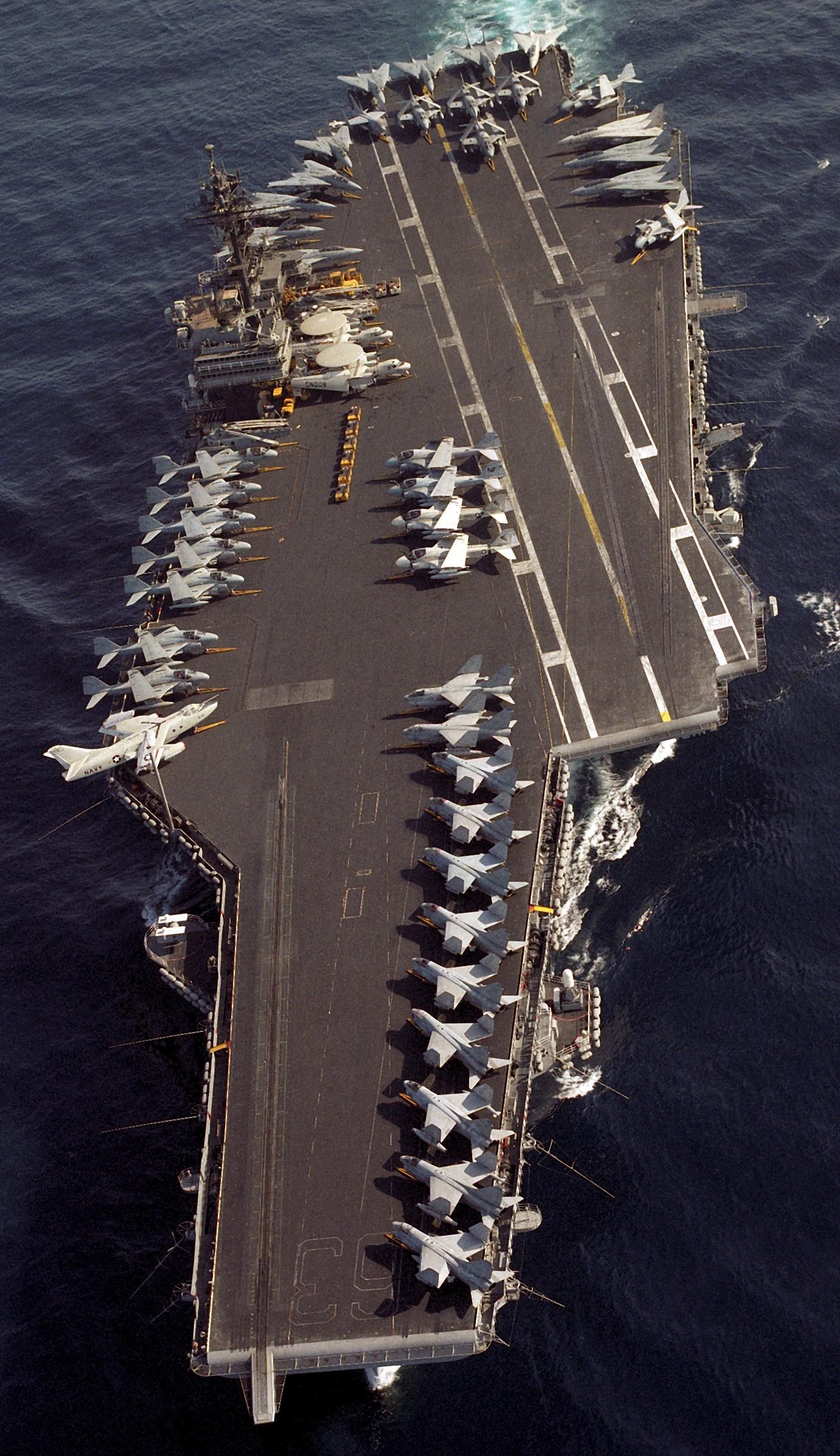 为什么美国航母斜甲板上的两具弹射器不是平行的这样布置的原因是什么