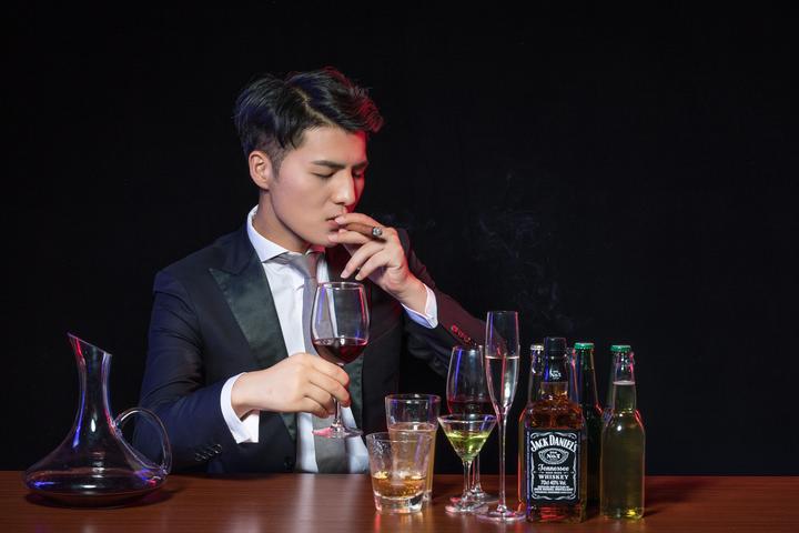 职场中要观察一个人的品行就看他喝酒后的表现