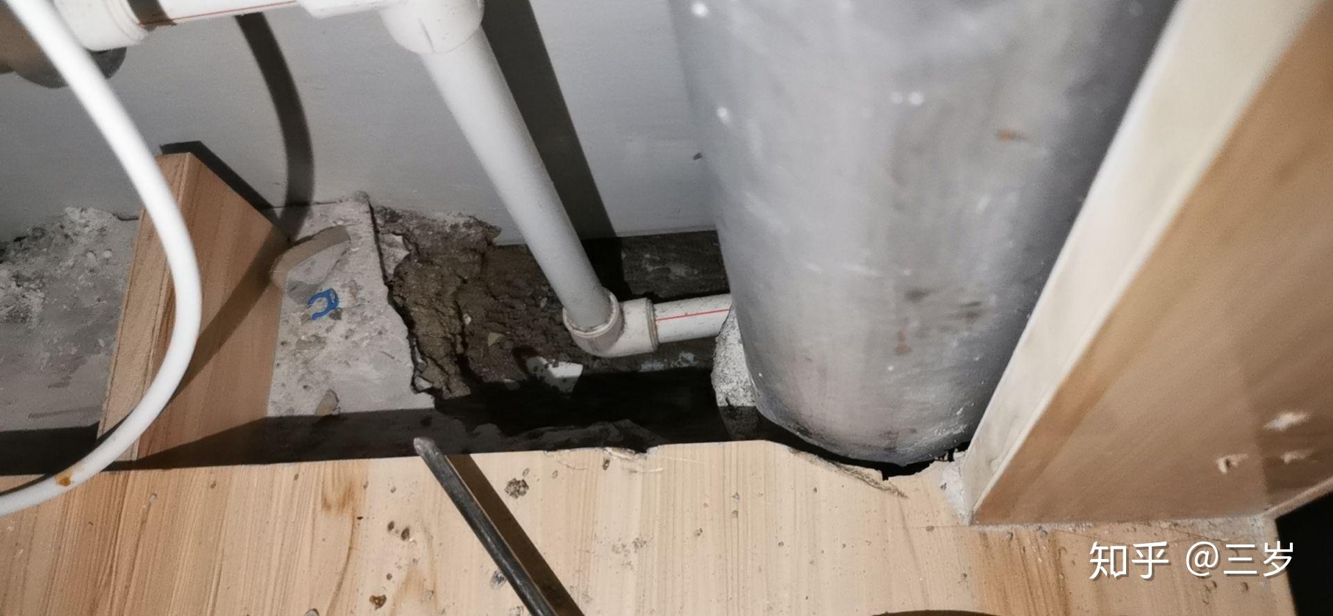 家里厨房顺着燃气管漏水到楼下是哪里漏